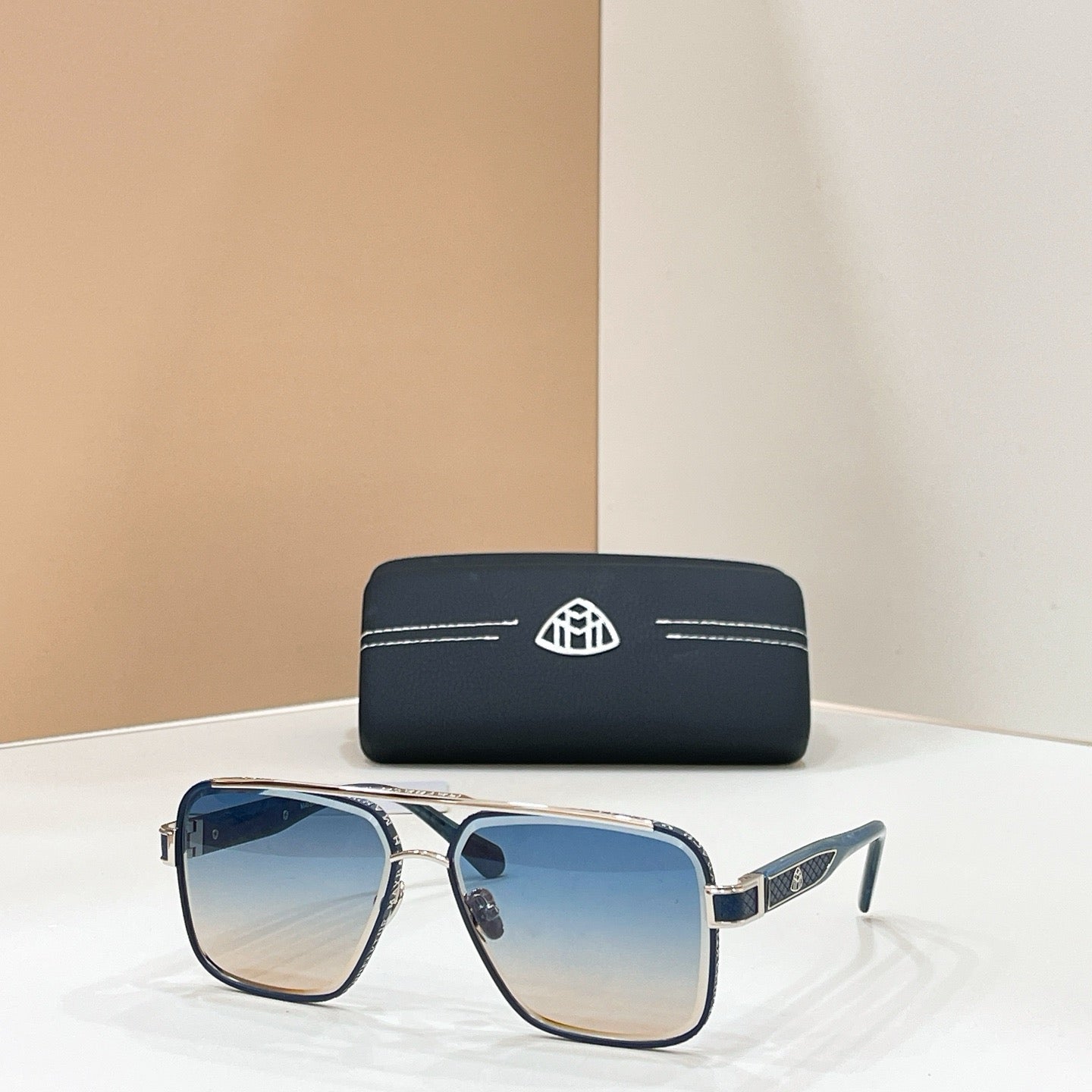 Mehrfarbige Sonnenbrille