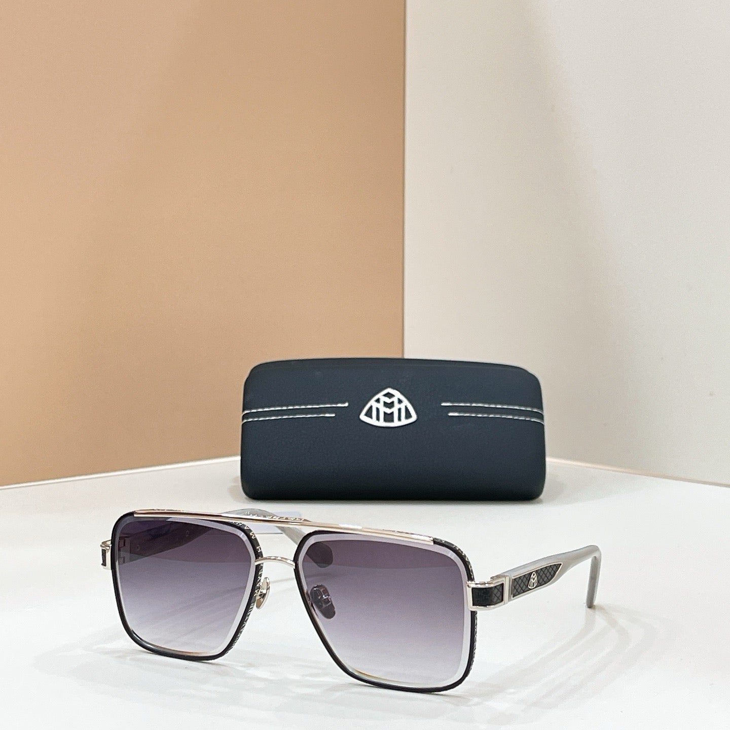 Mehrfarbige Sonnenbrille
