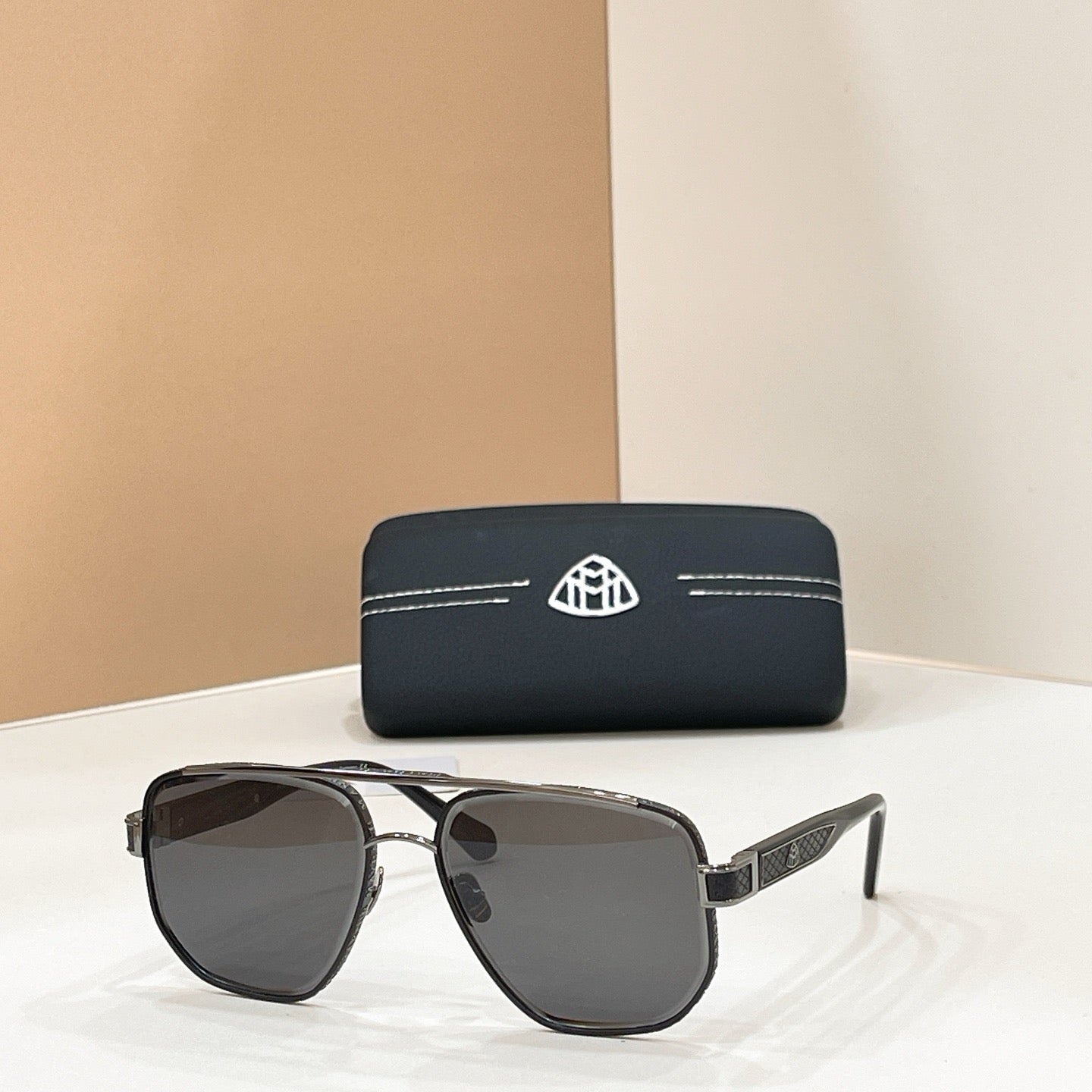 Mehrfarbige Sonnenbrille