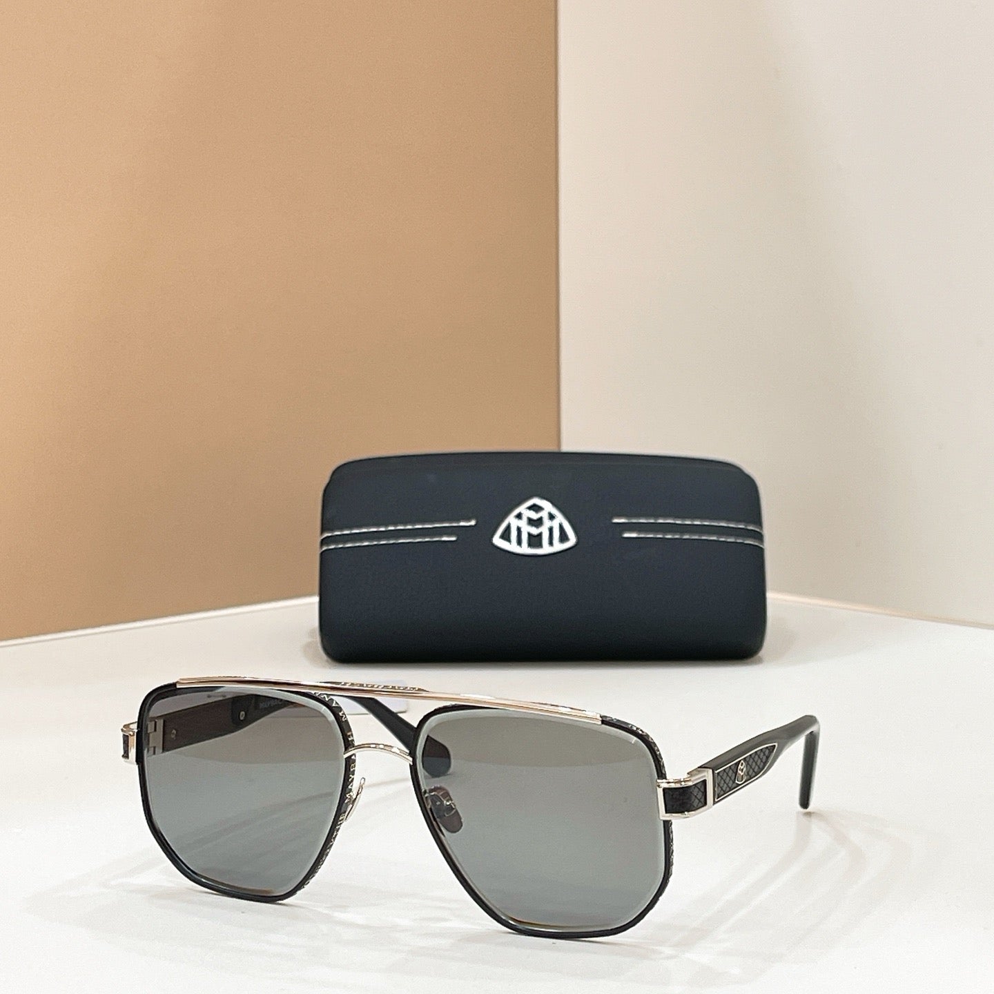 Mehrfarbige Sonnenbrille