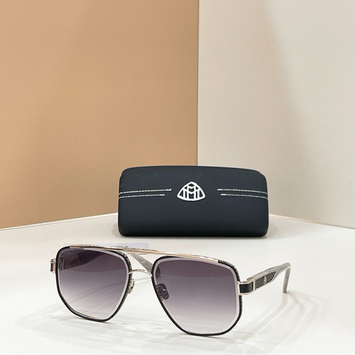 Mehrfarbige Sonnenbrille