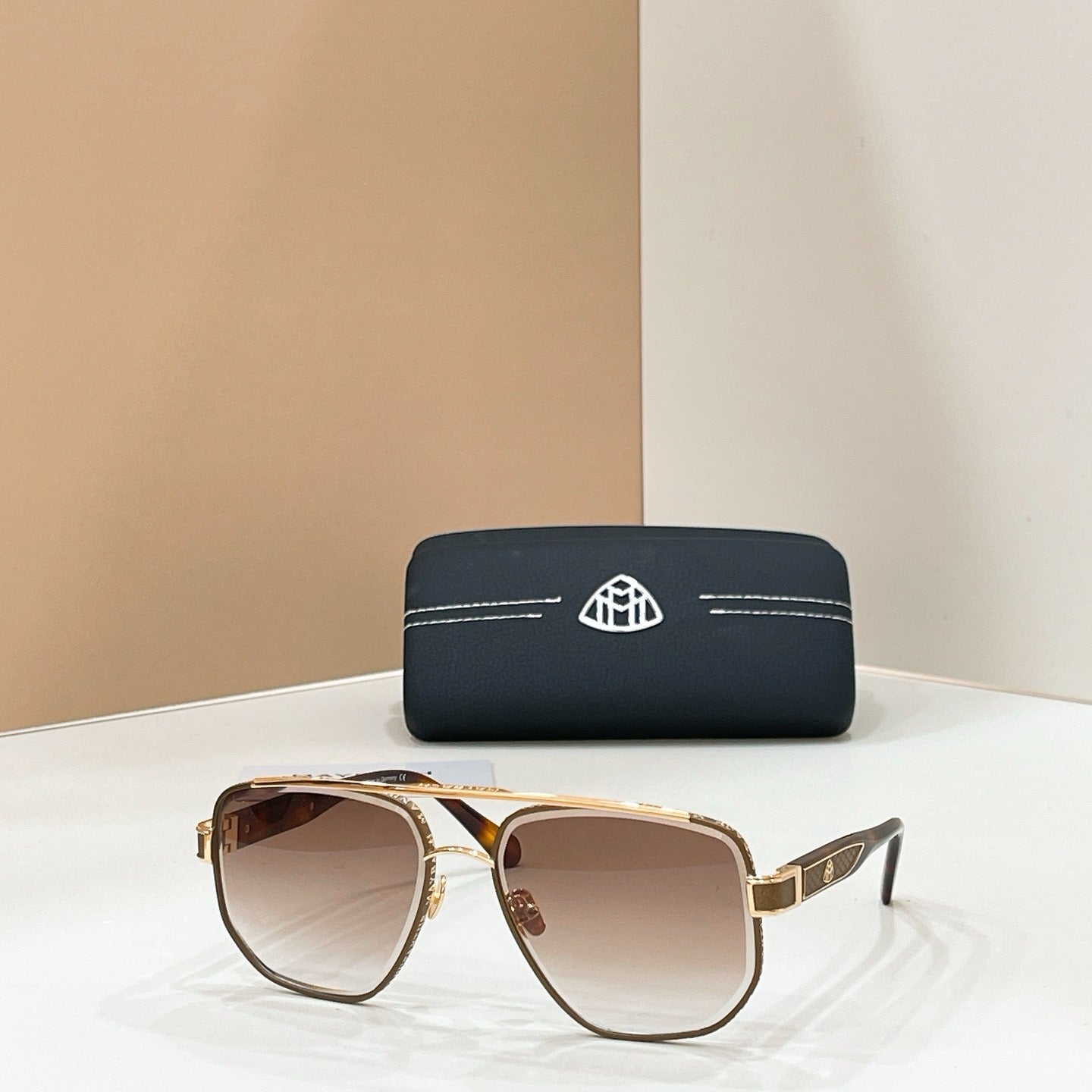 Mehrfarbige Sonnenbrille