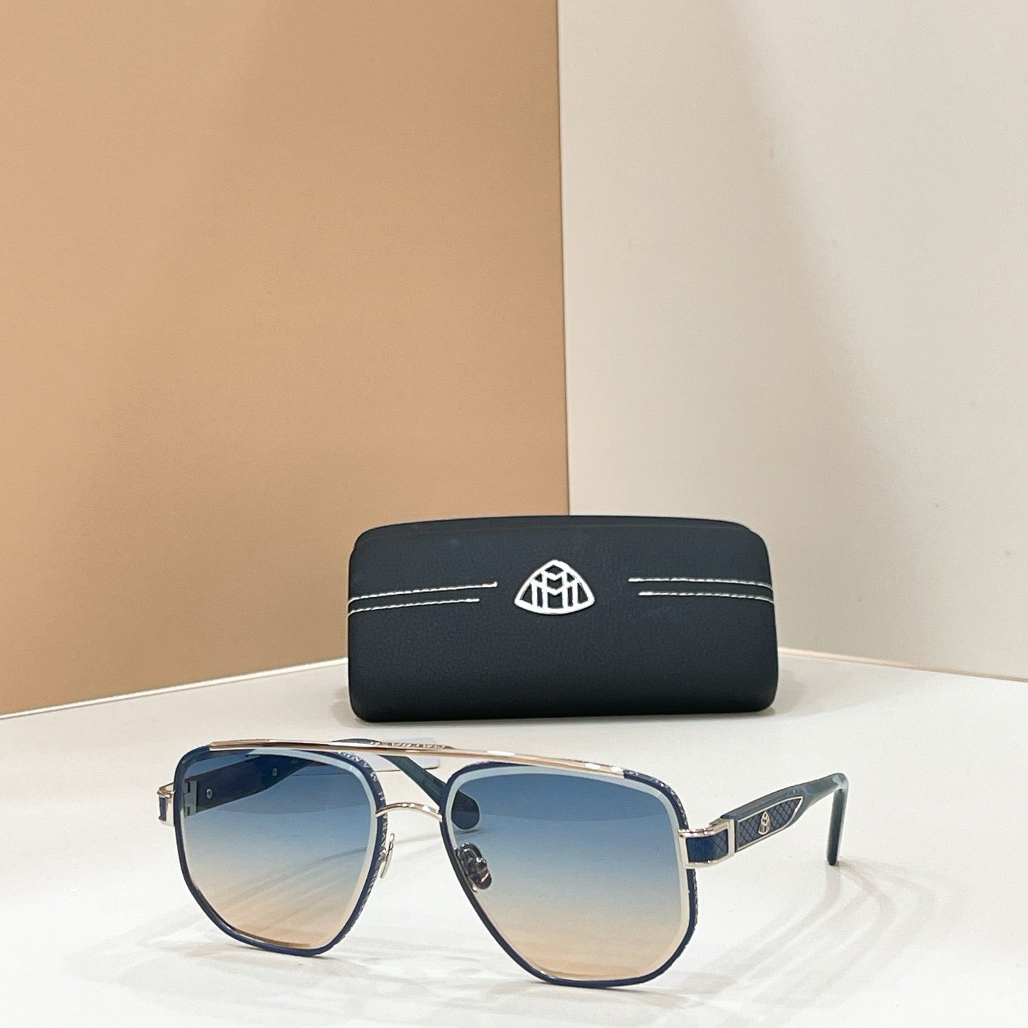 Mehrfarbige Sonnenbrille