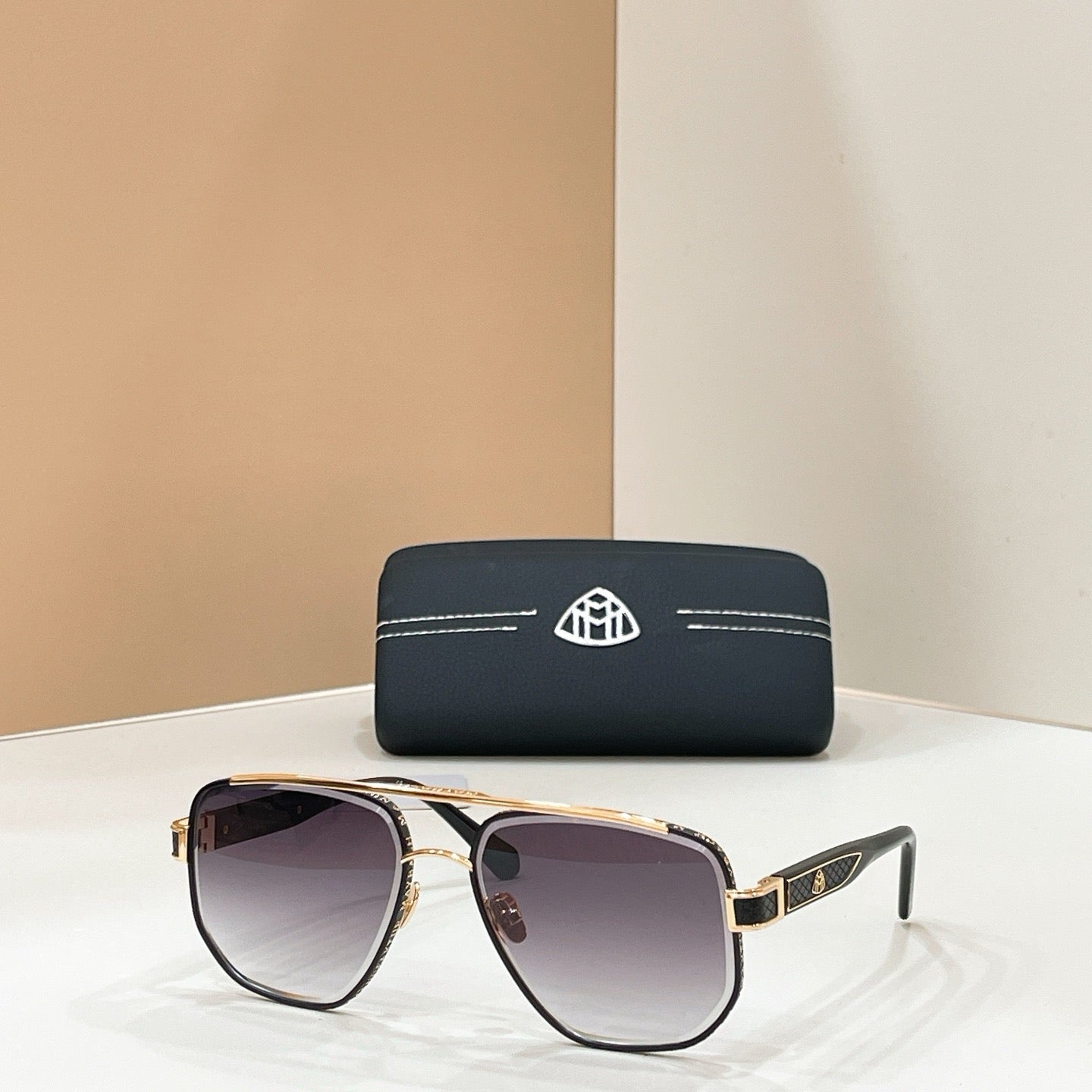 Mehrfarbige Sonnenbrille