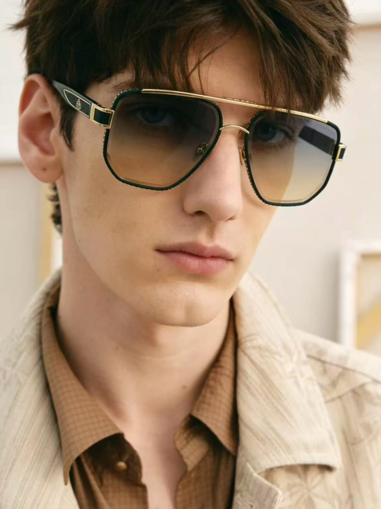 Mehrfarbige Sonnenbrille