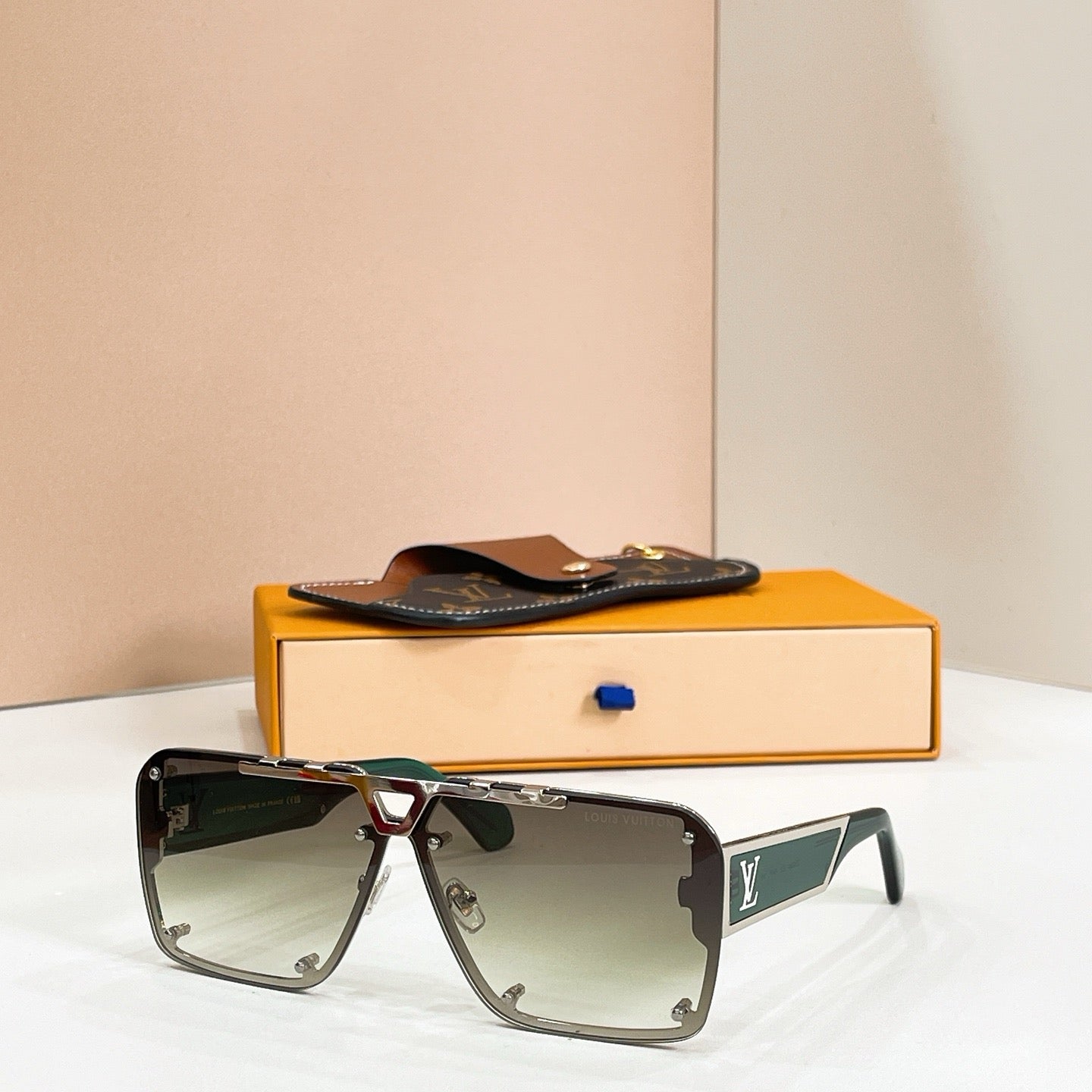 Mehrfarbige Sonnenbrille