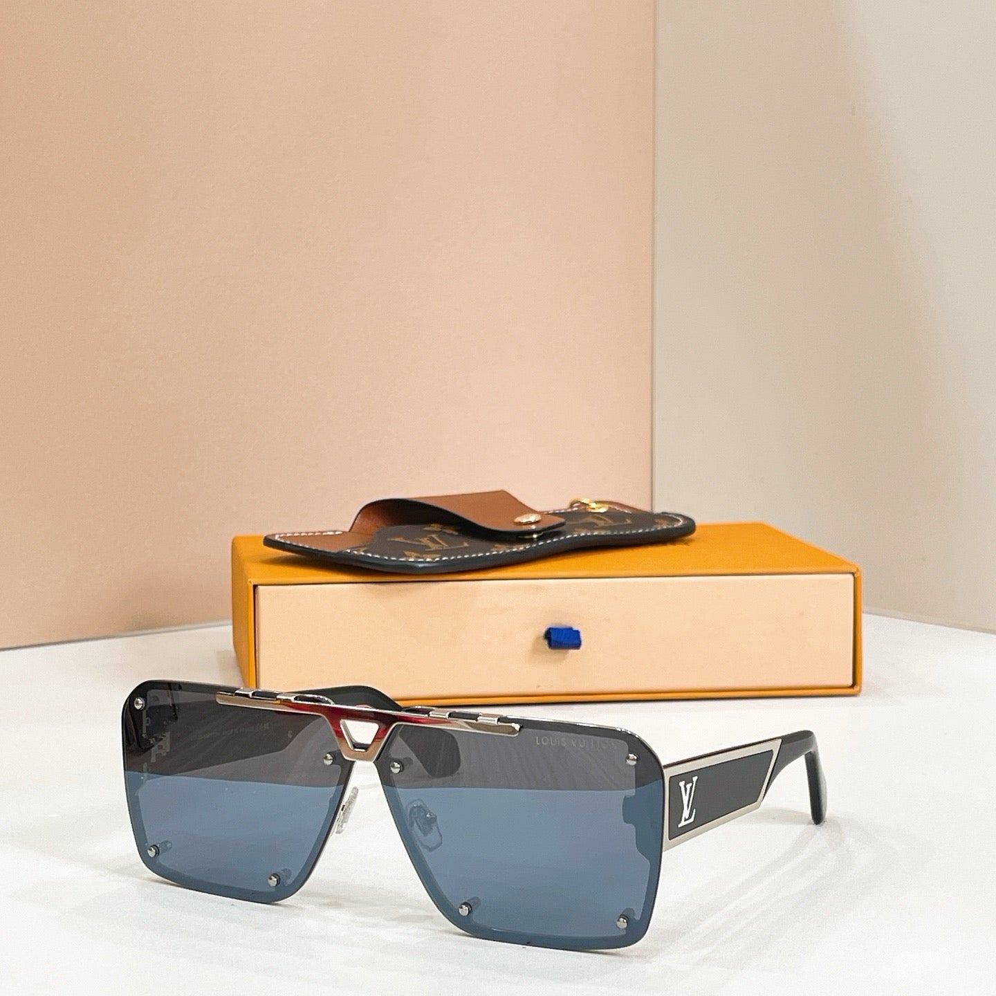 Mehrfarbige Sonnenbrille