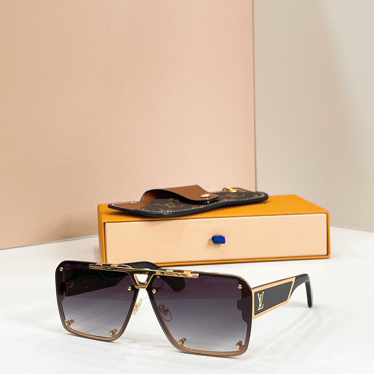 Mehrfarbige Sonnenbrille