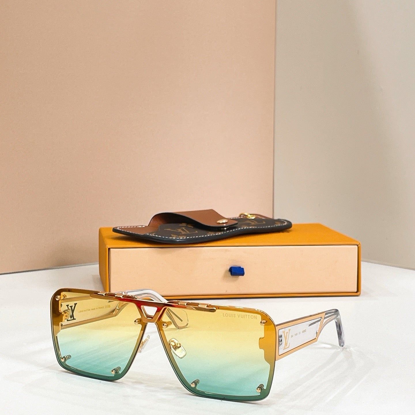 Mehrfarbige Sonnenbrille