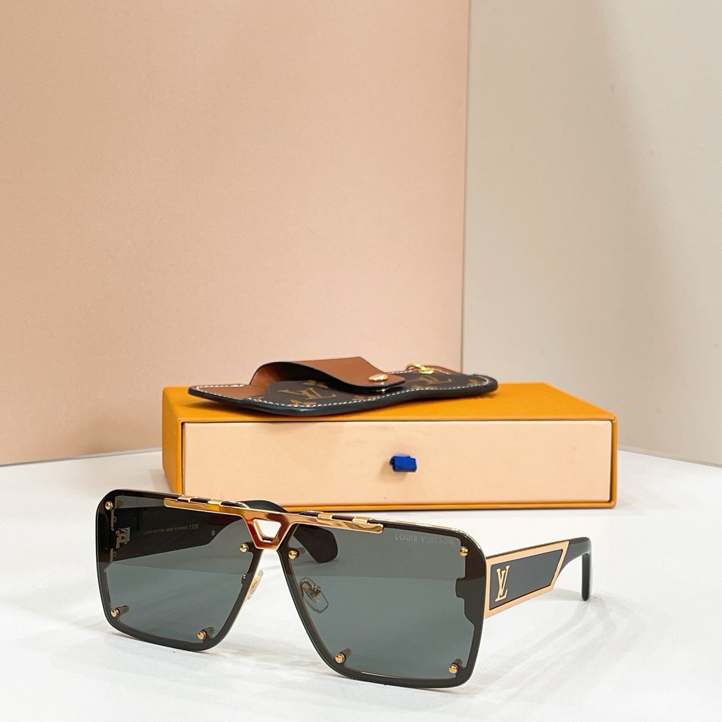 Mehrfarbige Sonnenbrille
