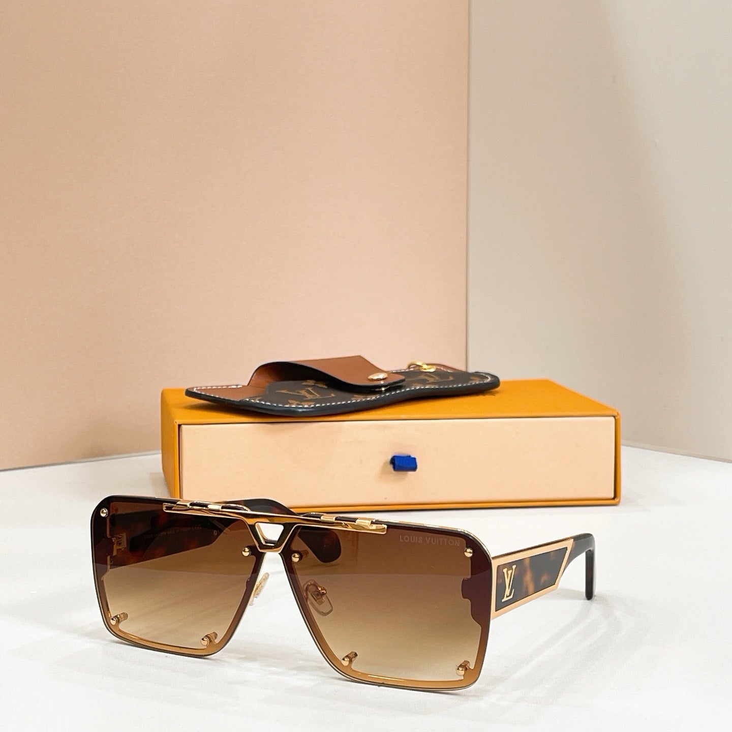 Mehrfarbige Sonnenbrille