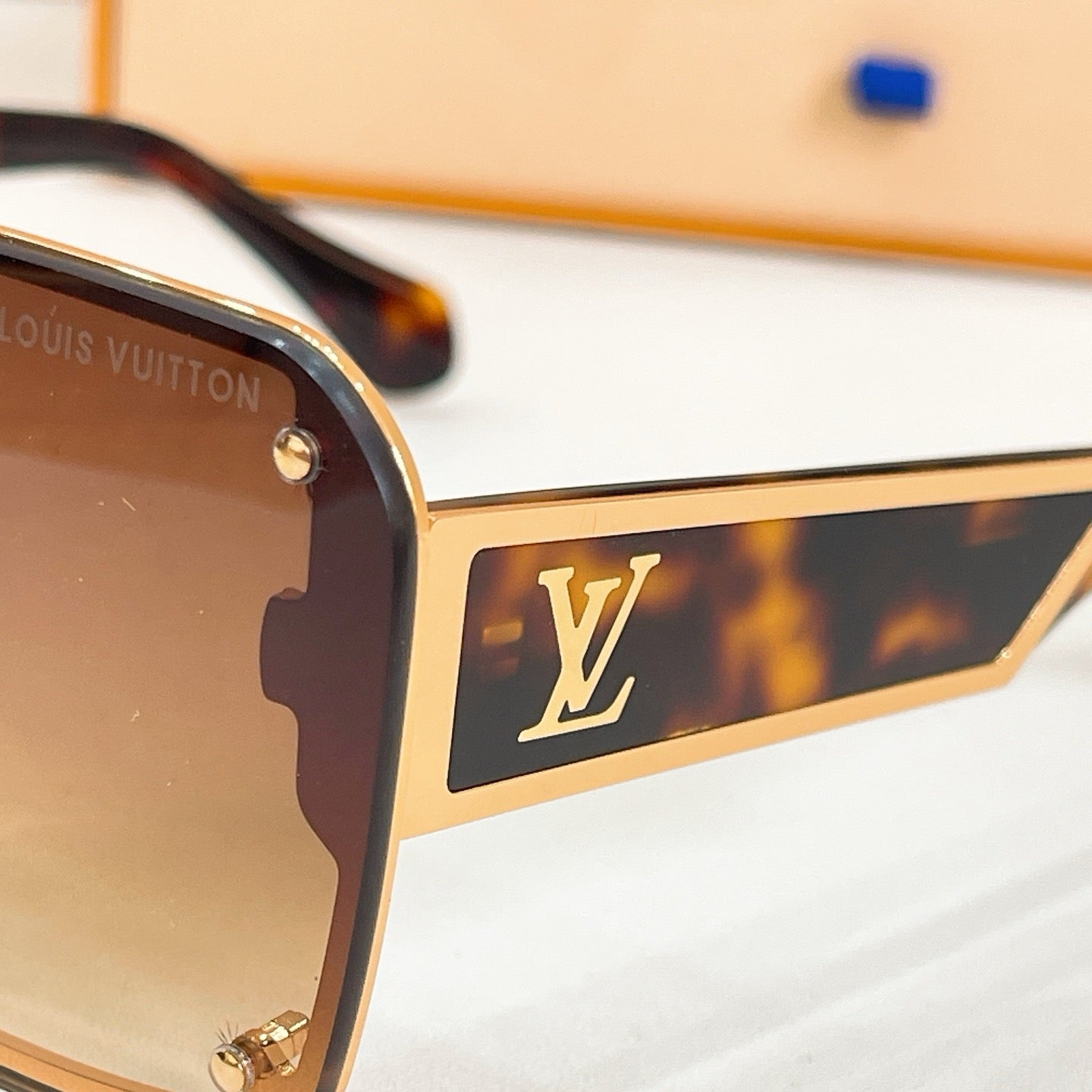 Mehrfarbige Sonnenbrille