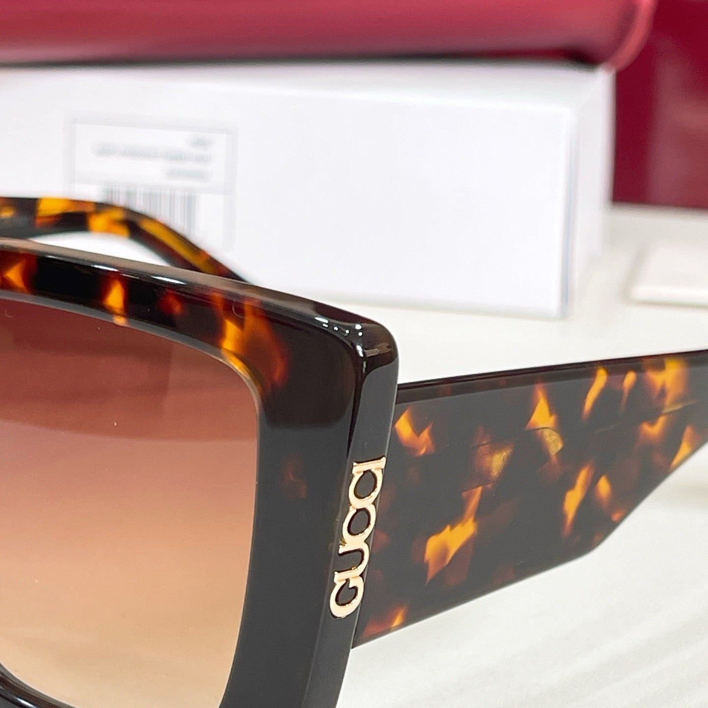 Mehrfarbige Sonnenbrille