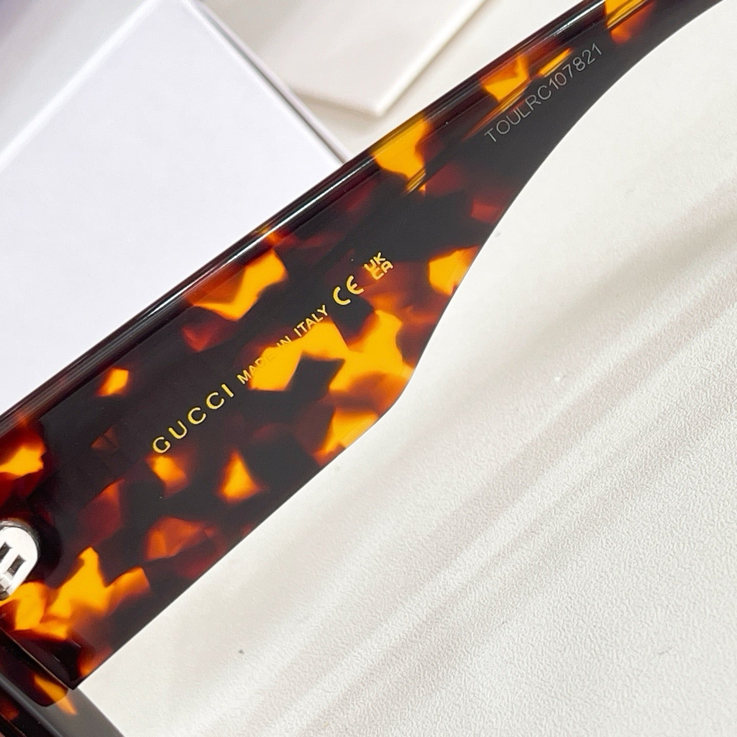 Mehrfarbige Sonnenbrille