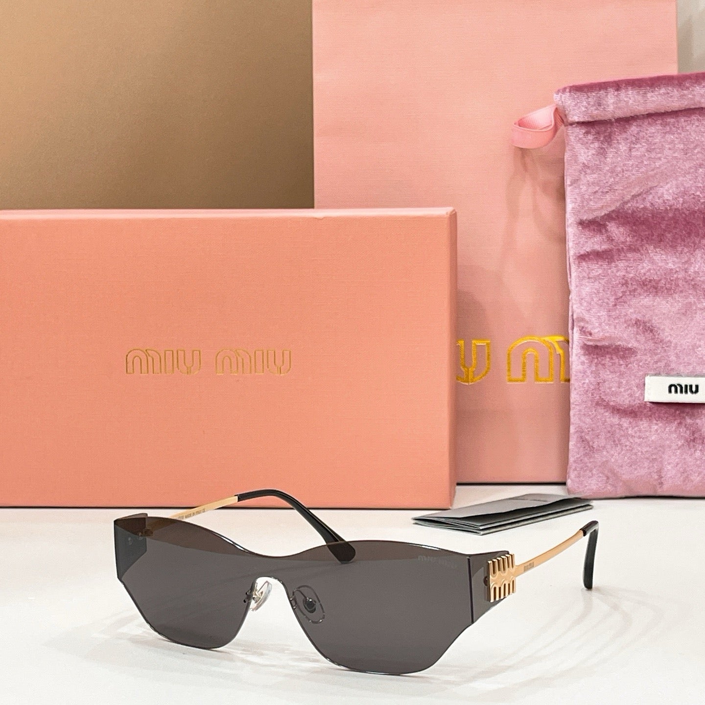 Mehrfarbige Sonnenbrille