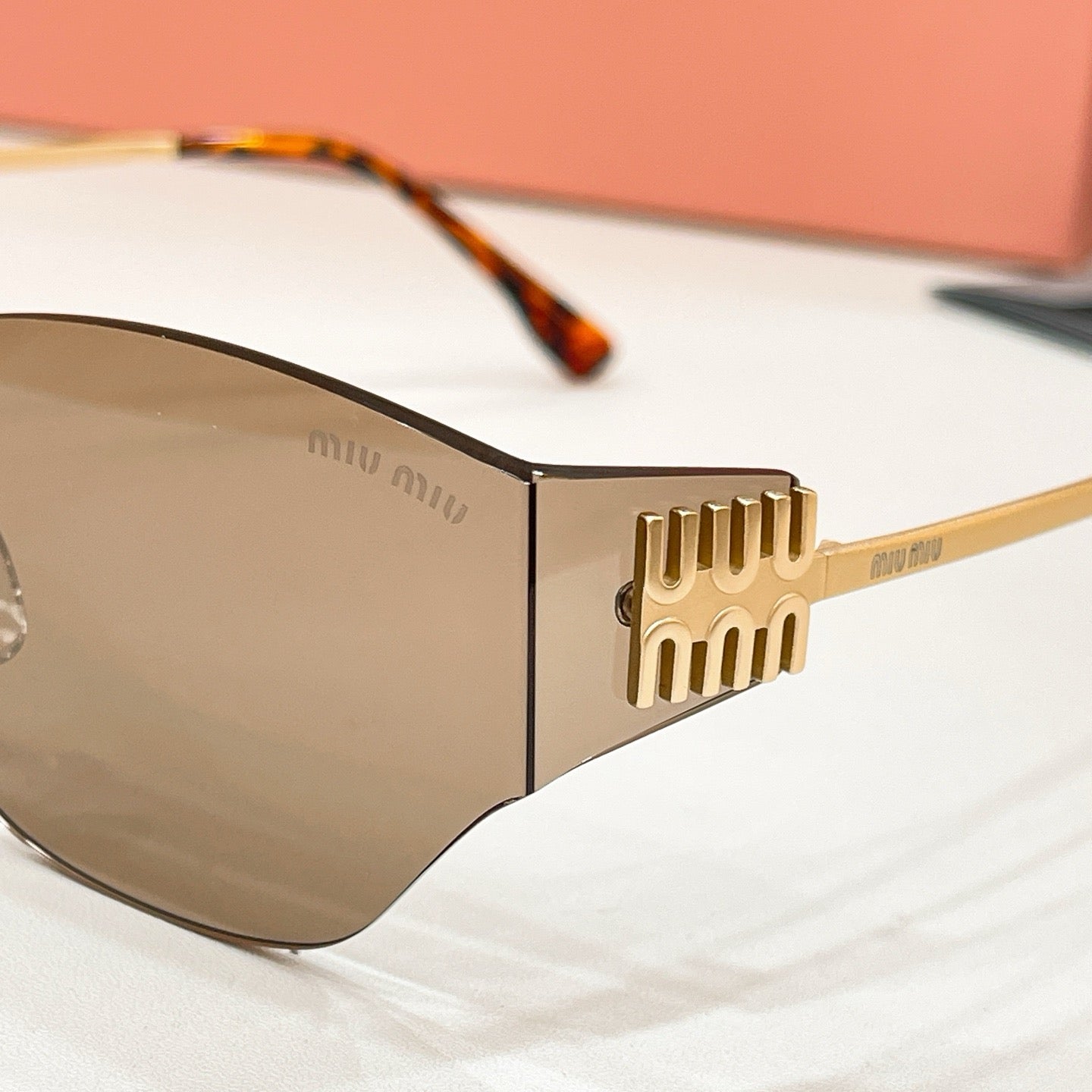 Mehrfarbige Sonnenbrille