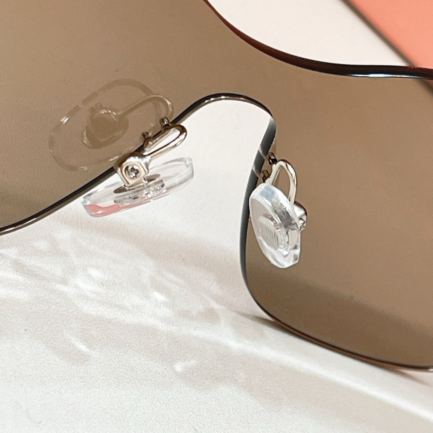 Mehrfarbige Sonnenbrille