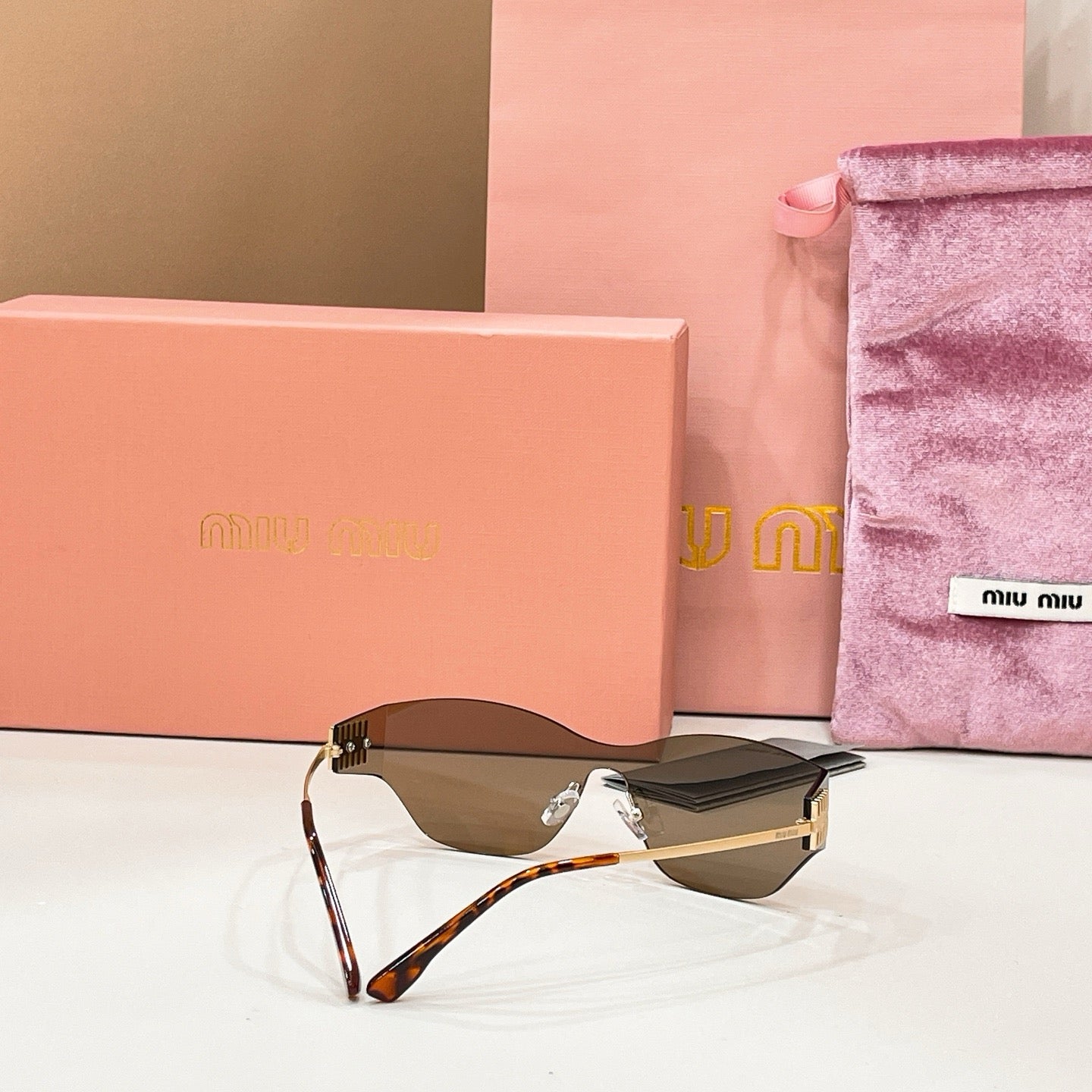Mehrfarbige Sonnenbrille
