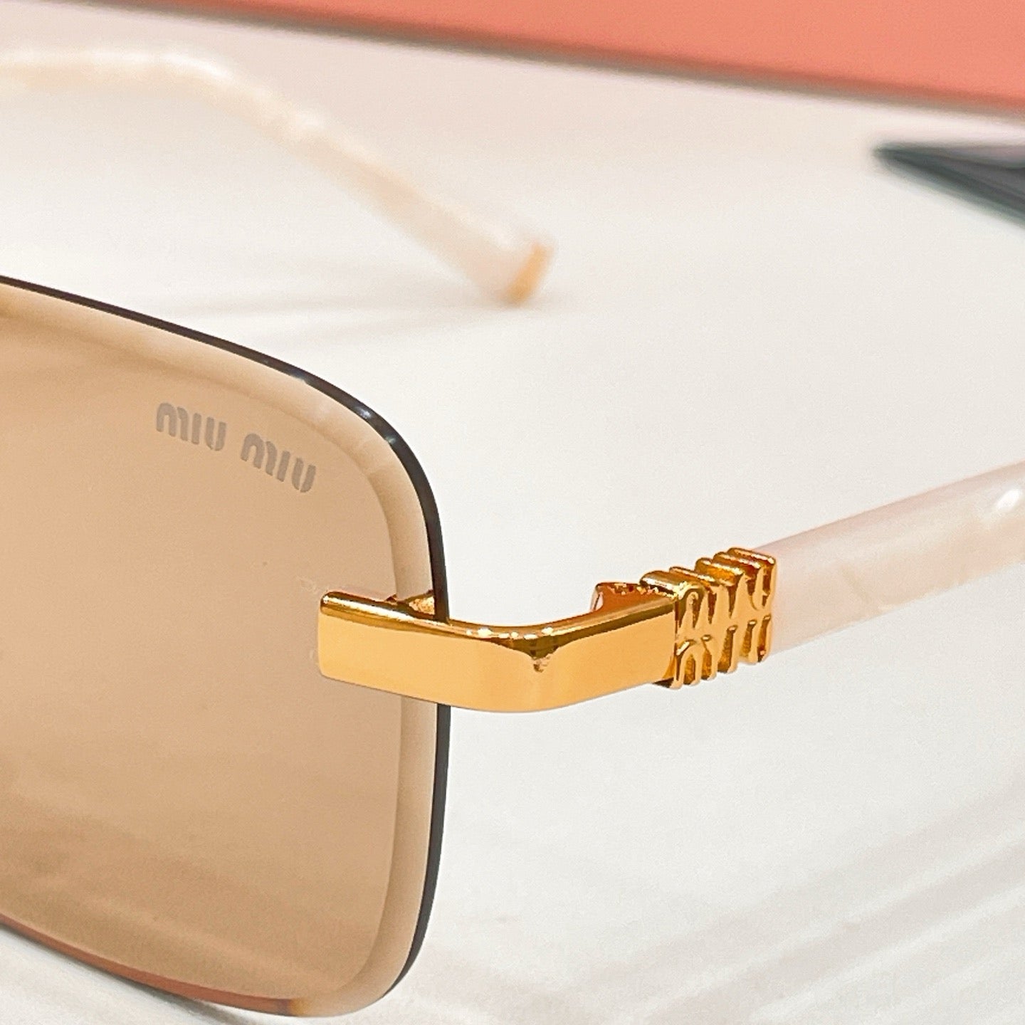 Mehrfarbige Sonnenbrille