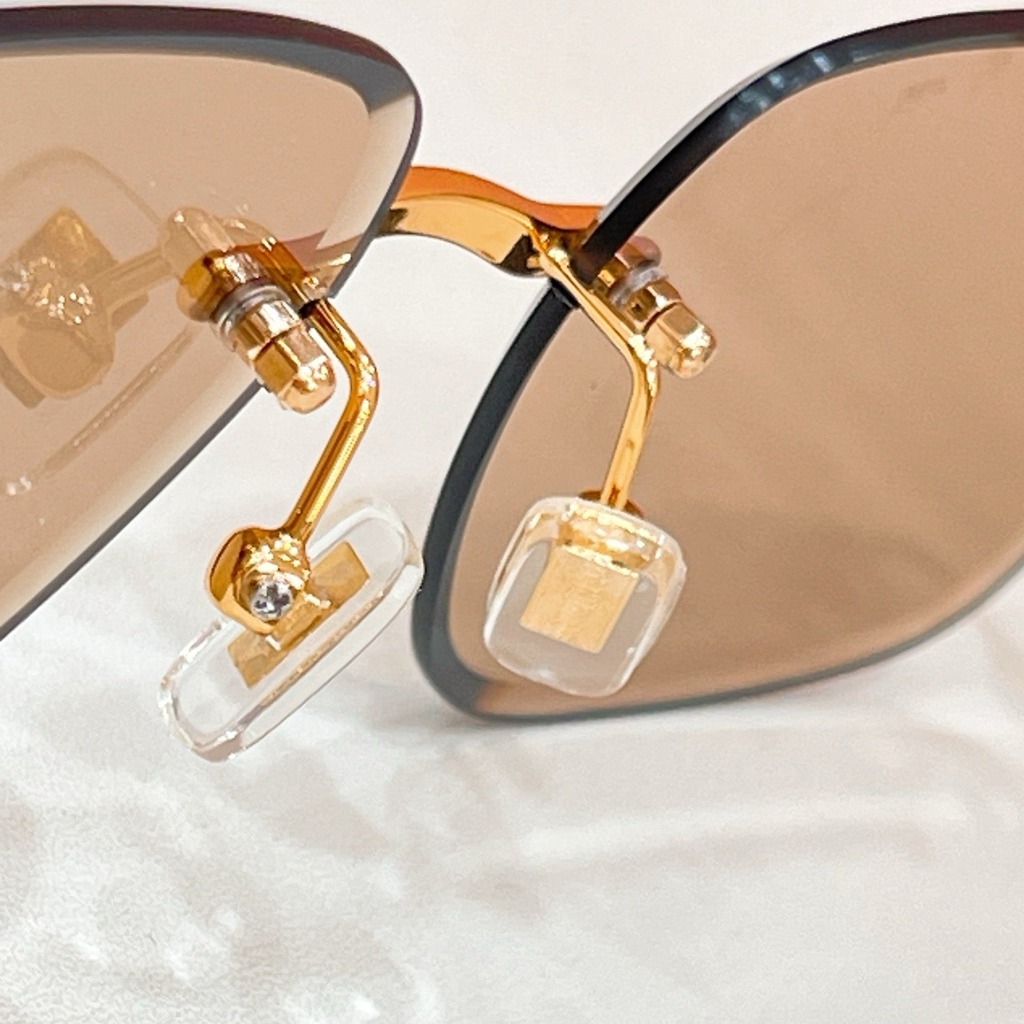 Mehrfarbige Sonnenbrille