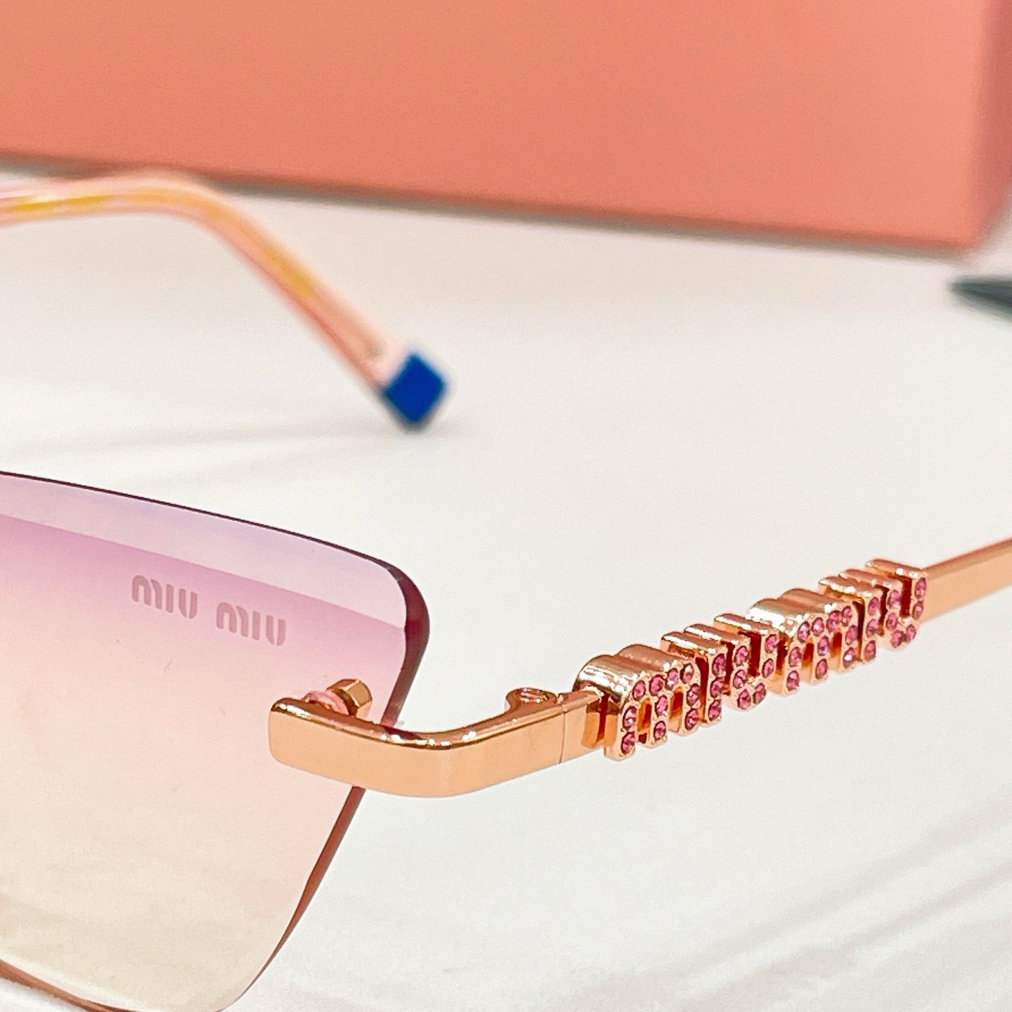 Mehrfarbige Sonnenbrille