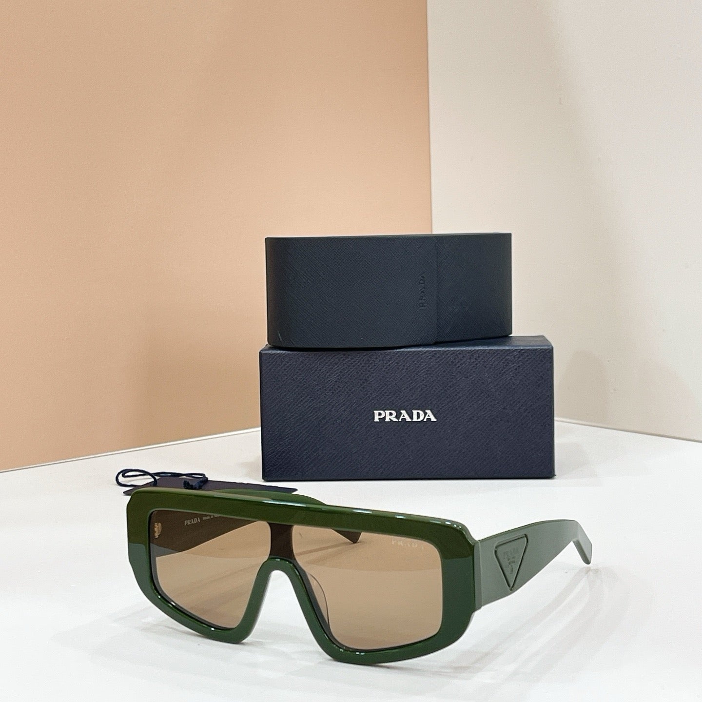 Mehrfarbige Sonnenbrille