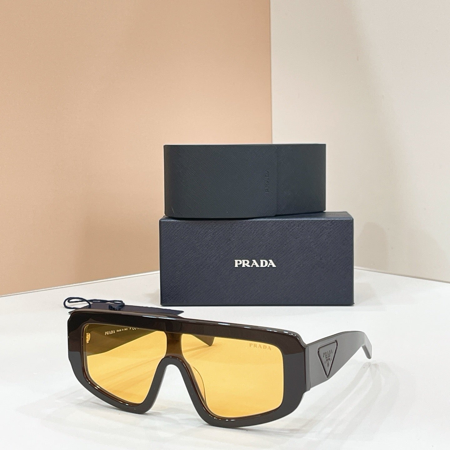 Mehrfarbige Sonnenbrille