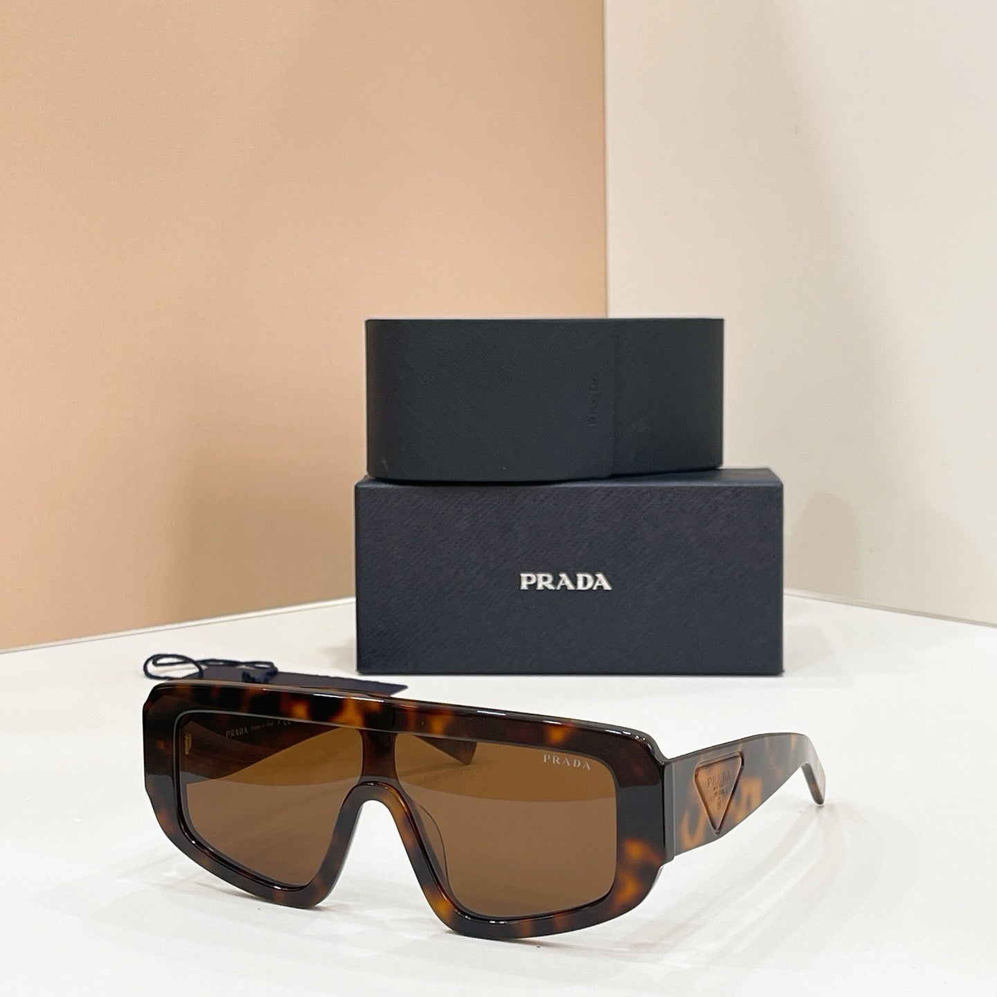 Mehrfarbige Sonnenbrille