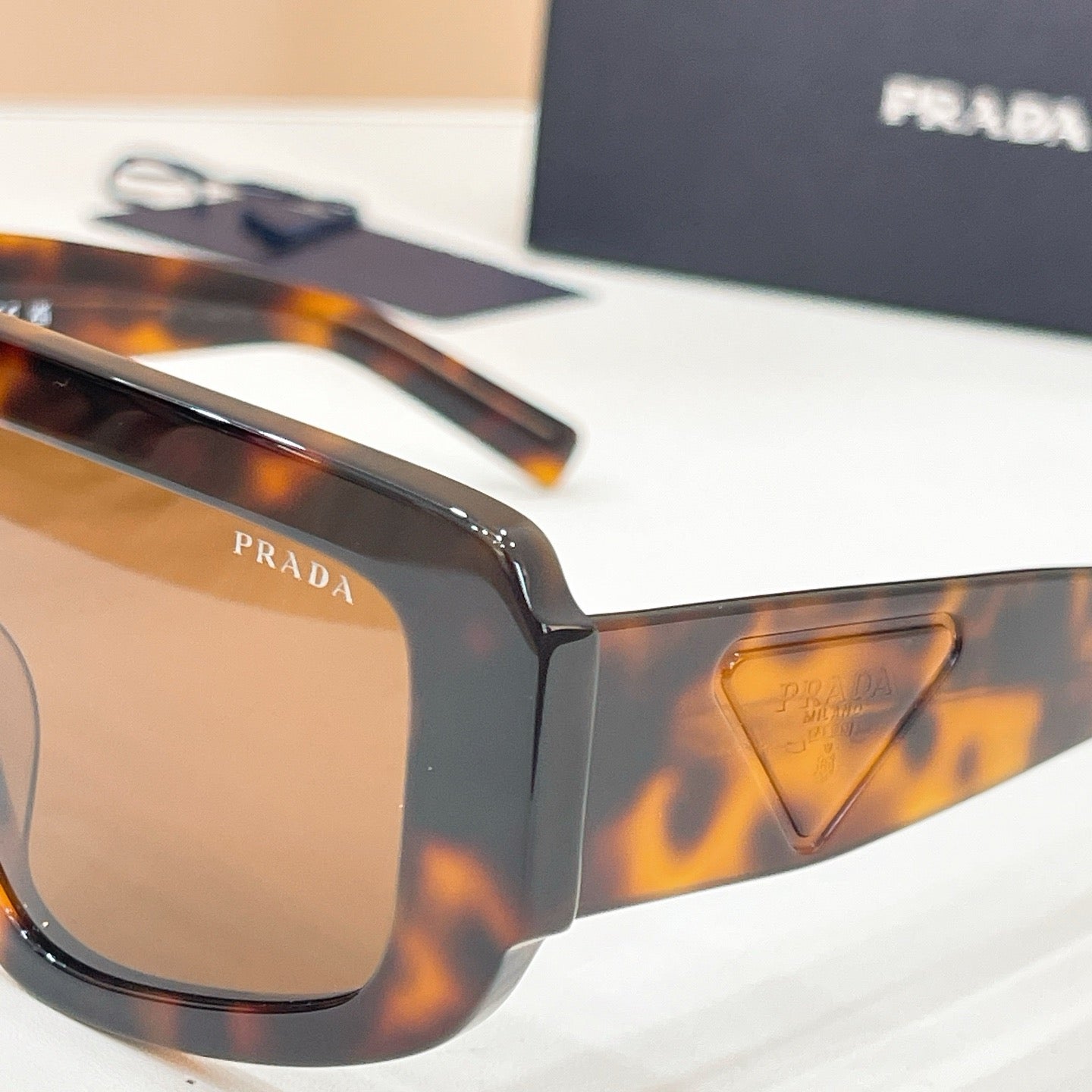 Mehrfarbige Sonnenbrille