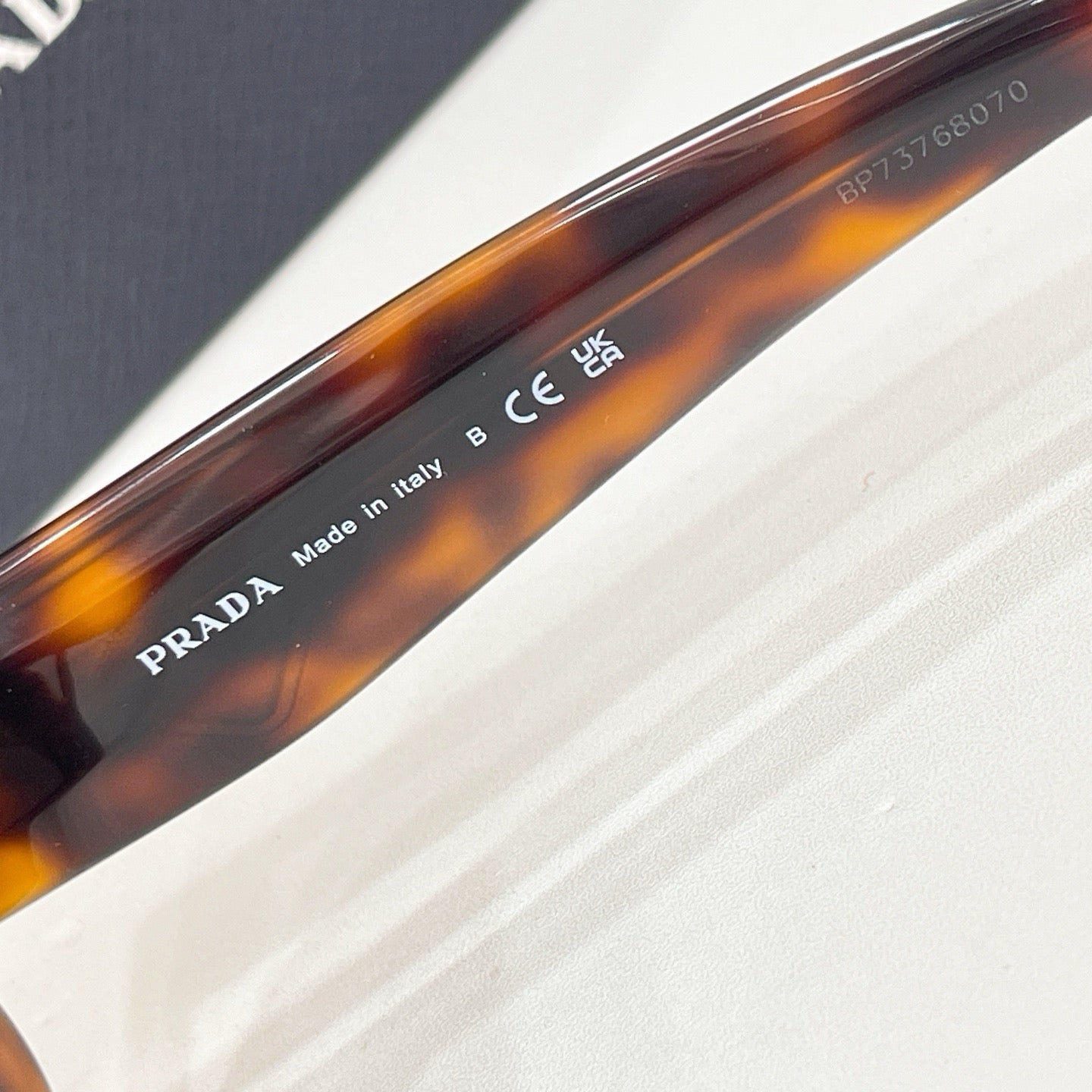Mehrfarbige Sonnenbrille