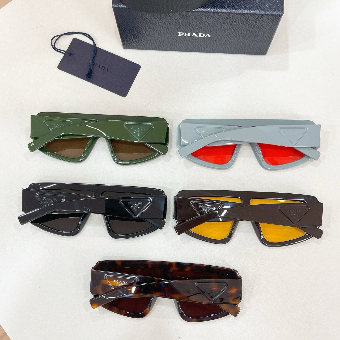 Mehrfarbige Sonnenbrille