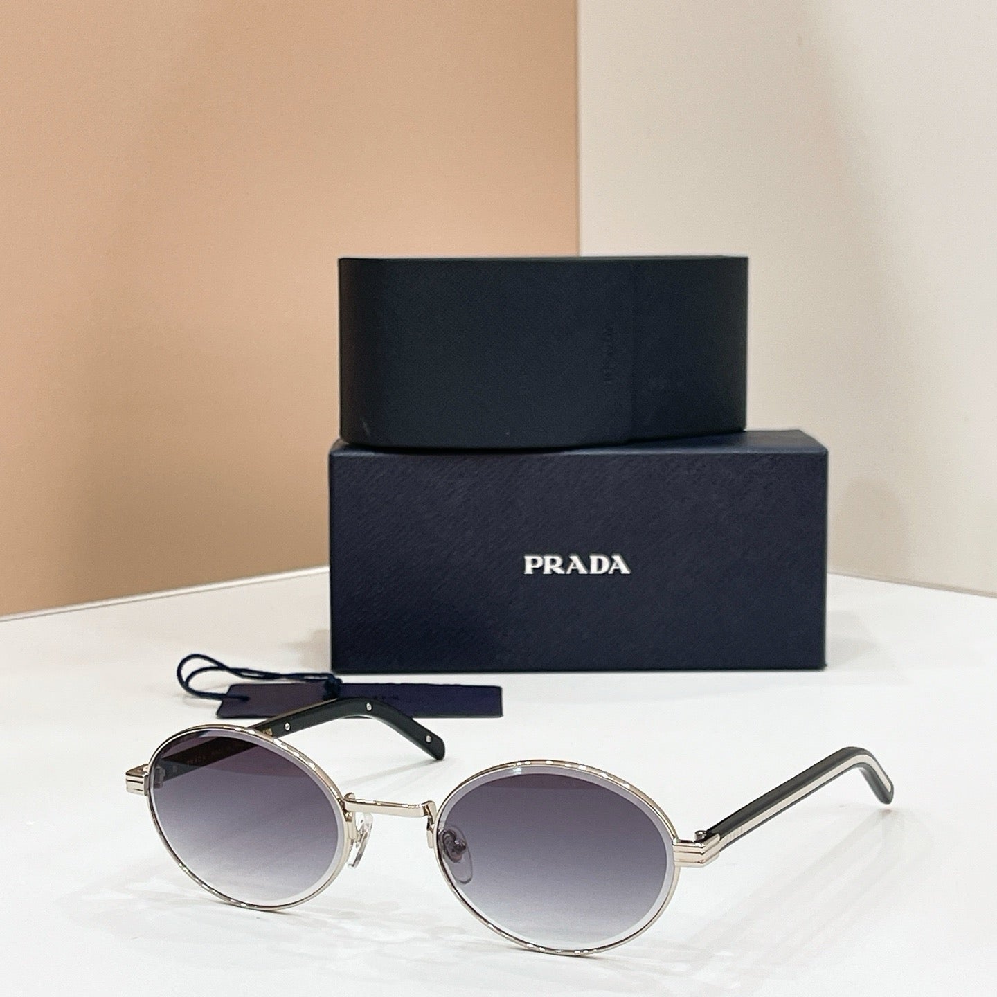 Mehrfarbige Sonnenbrille