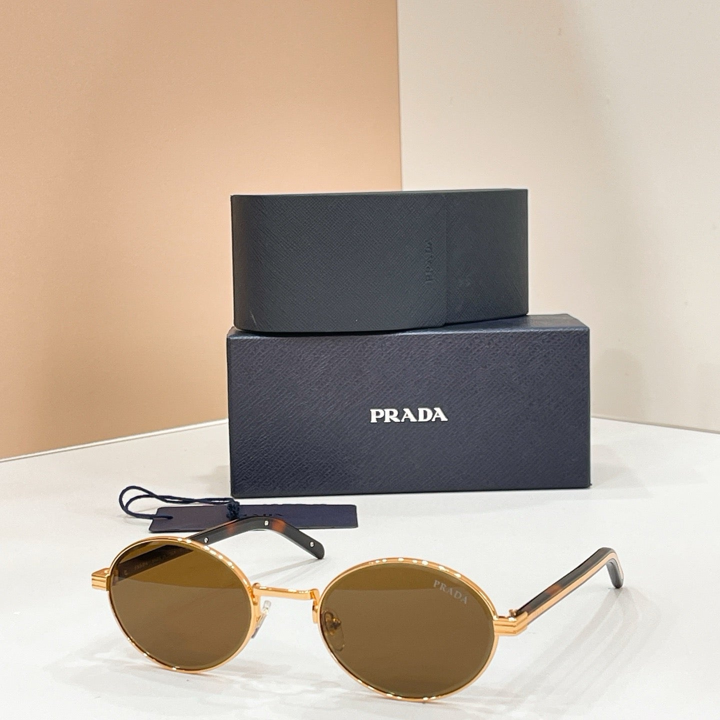 Mehrfarbige Sonnenbrille