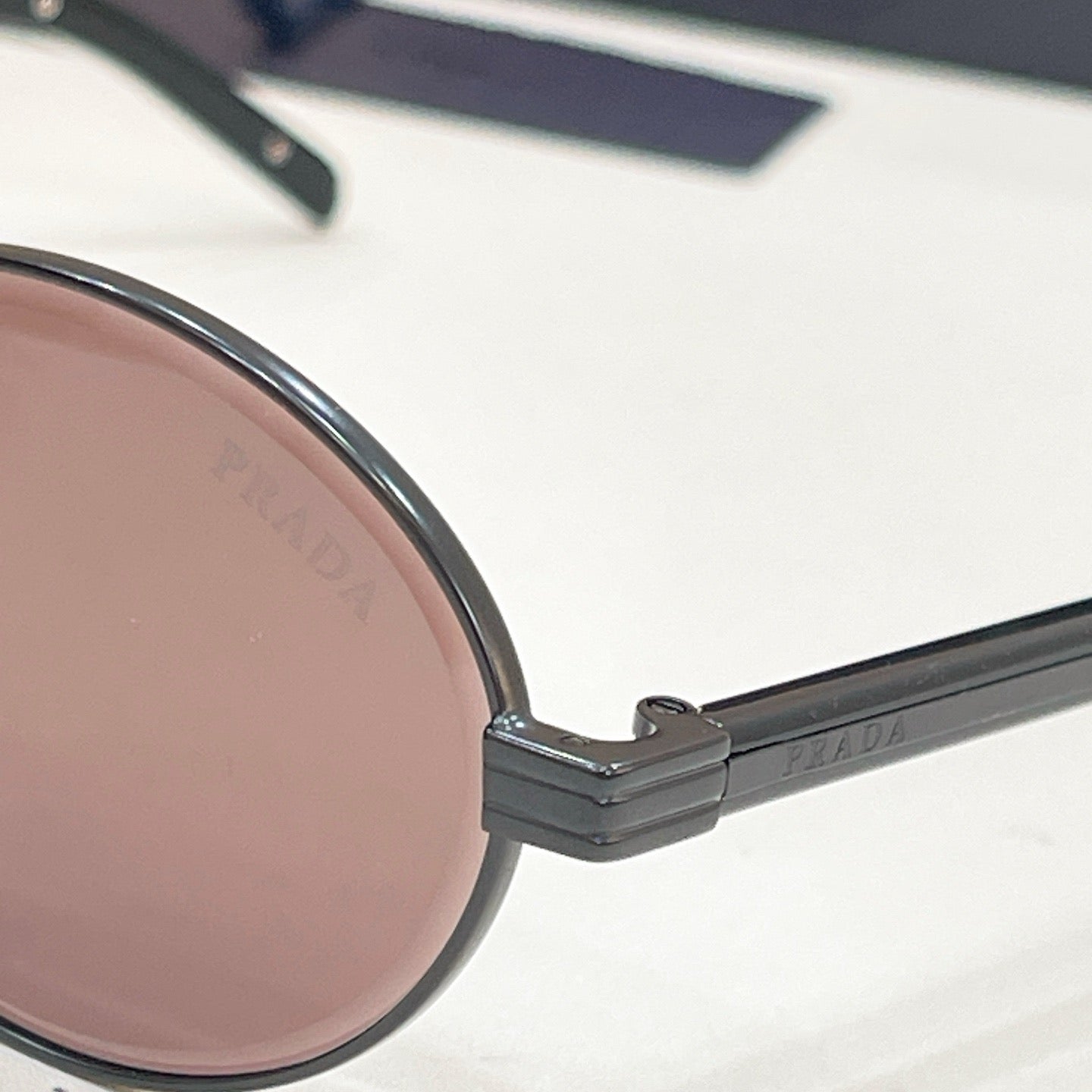 Mehrfarbige Sonnenbrille