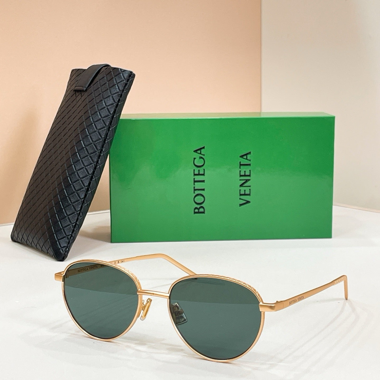 Mehrfarbige Sonnenbrille