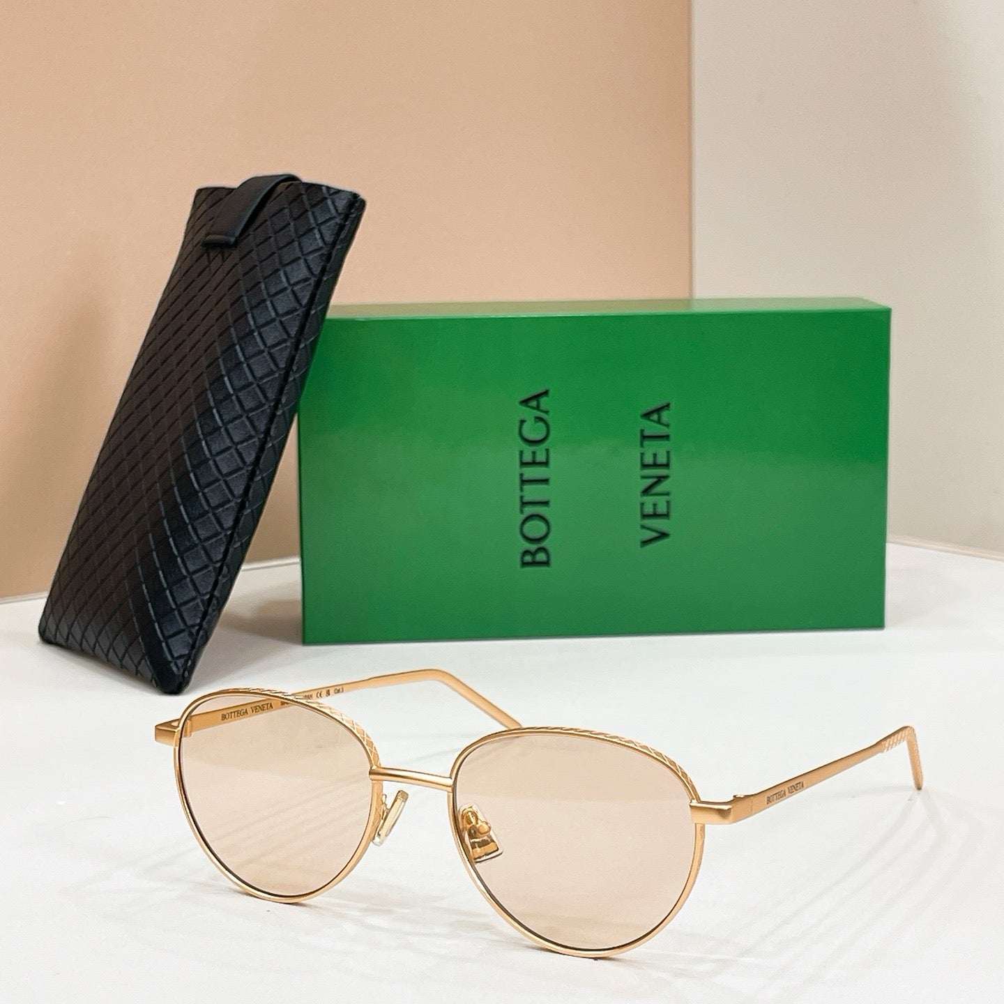 Mehrfarbige Sonnenbrille