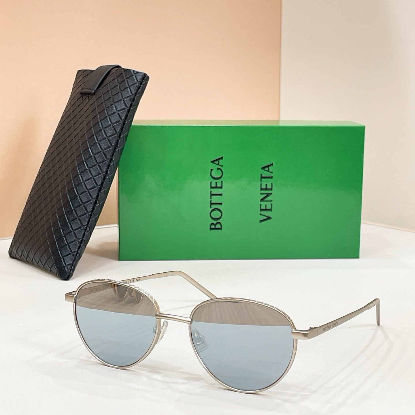 Mehrfarbige Sonnenbrille