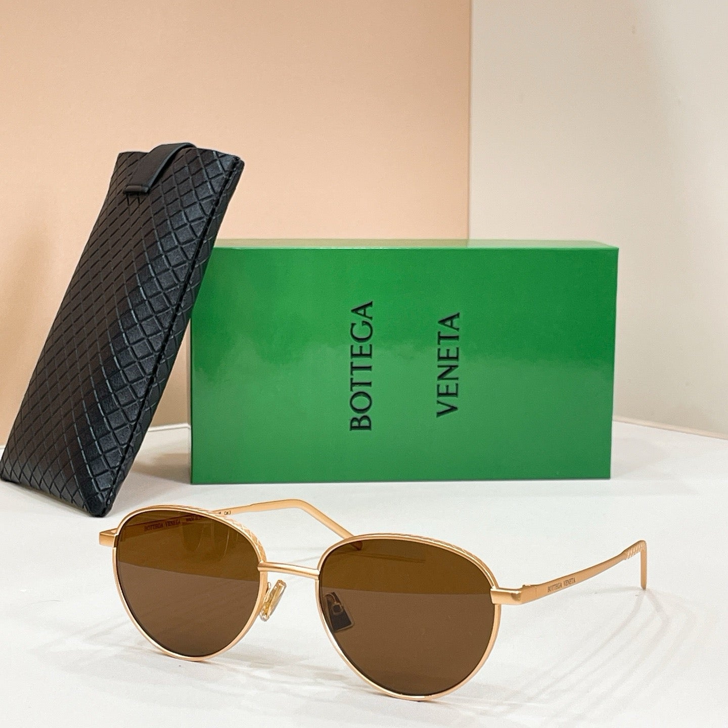 Mehrfarbige Sonnenbrille