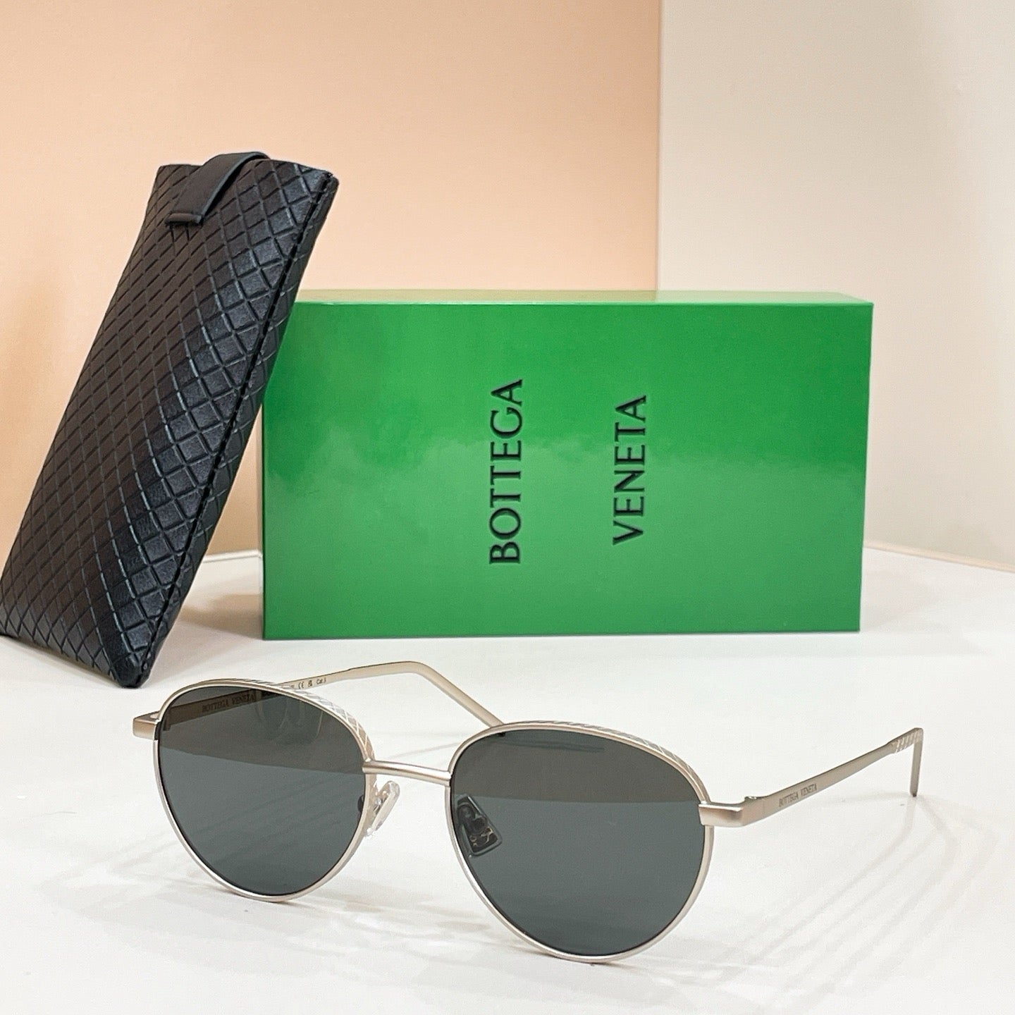 Mehrfarbige Sonnenbrille