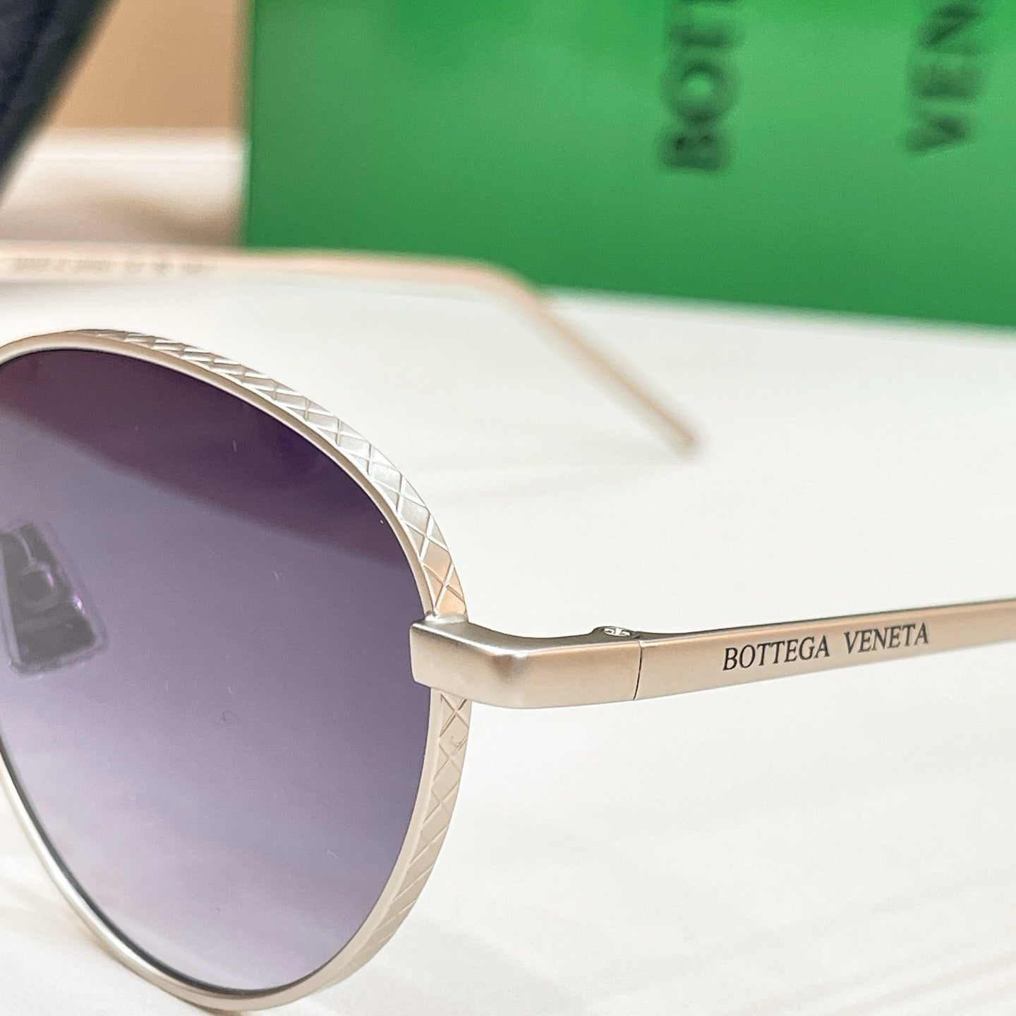 Mehrfarbige Sonnenbrille