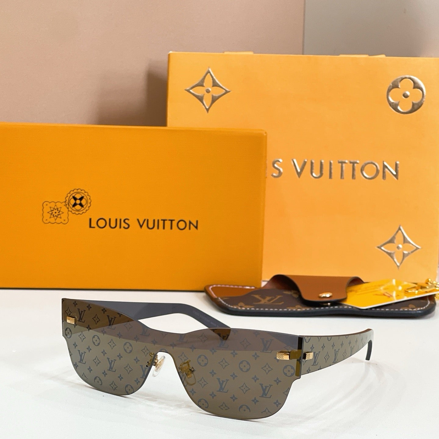 Mehrfarbige Sonnenbrille