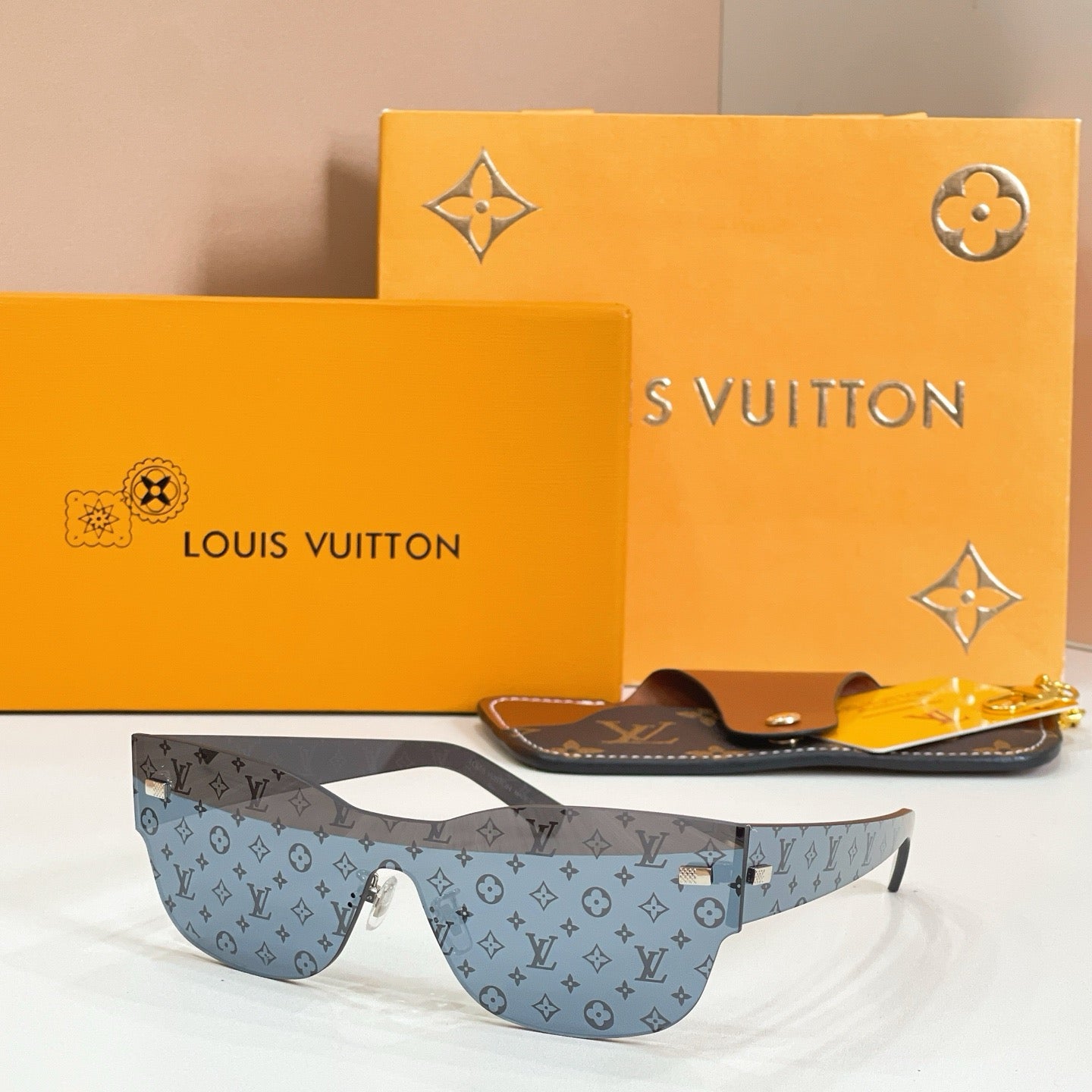 Mehrfarbige Sonnenbrille