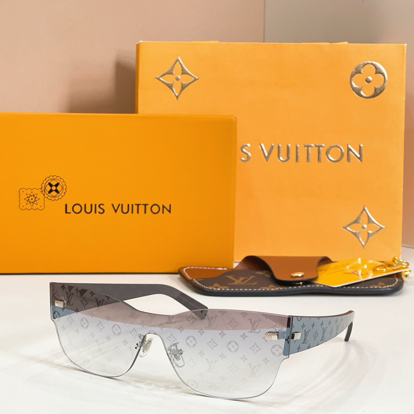 Mehrfarbige Sonnenbrille