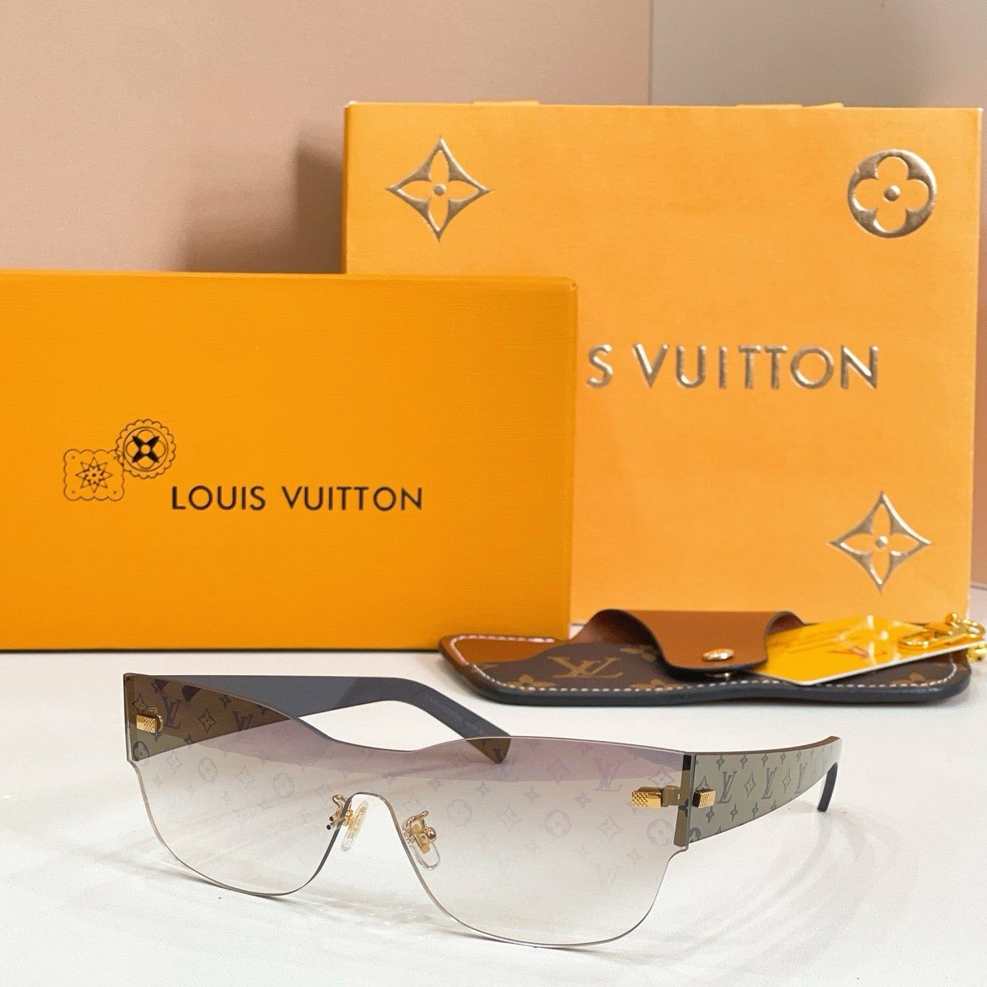 Mehrfarbige Sonnenbrille