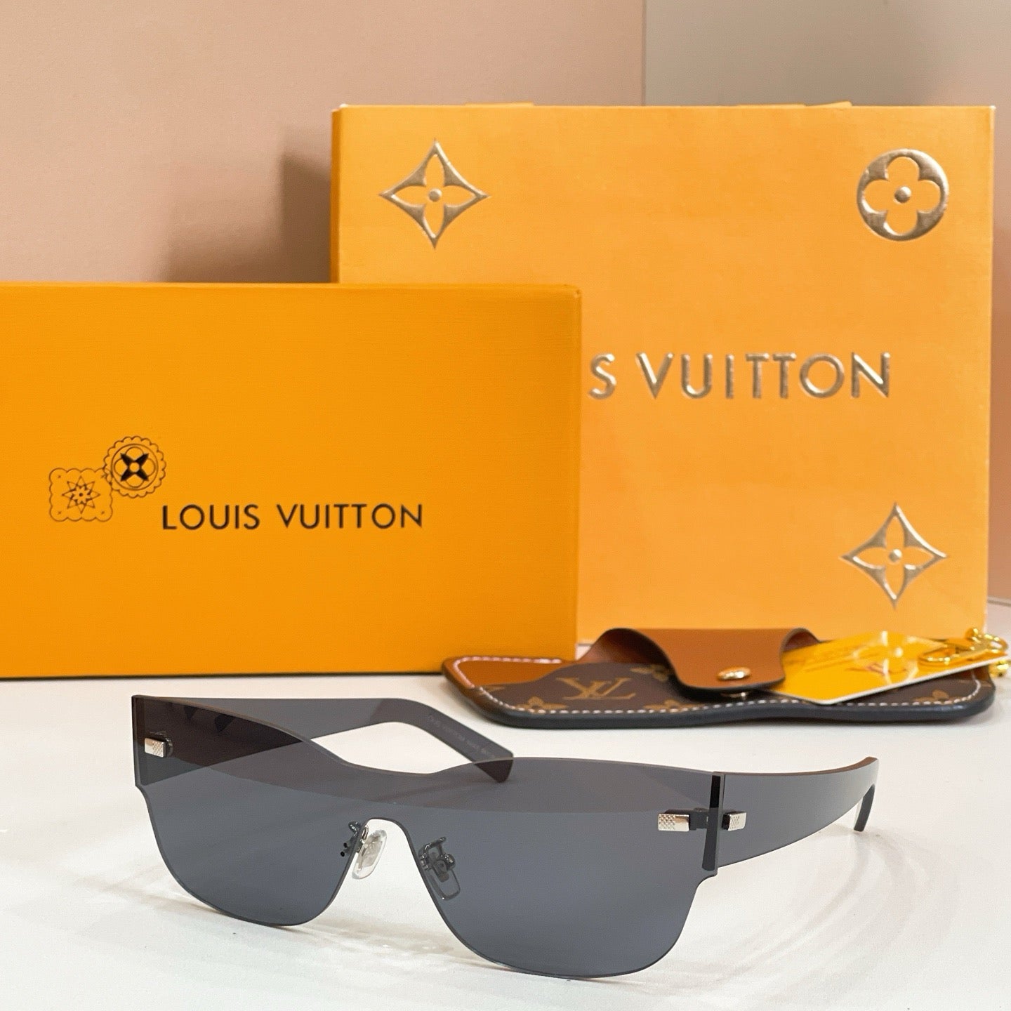 Mehrfarbige Sonnenbrille
