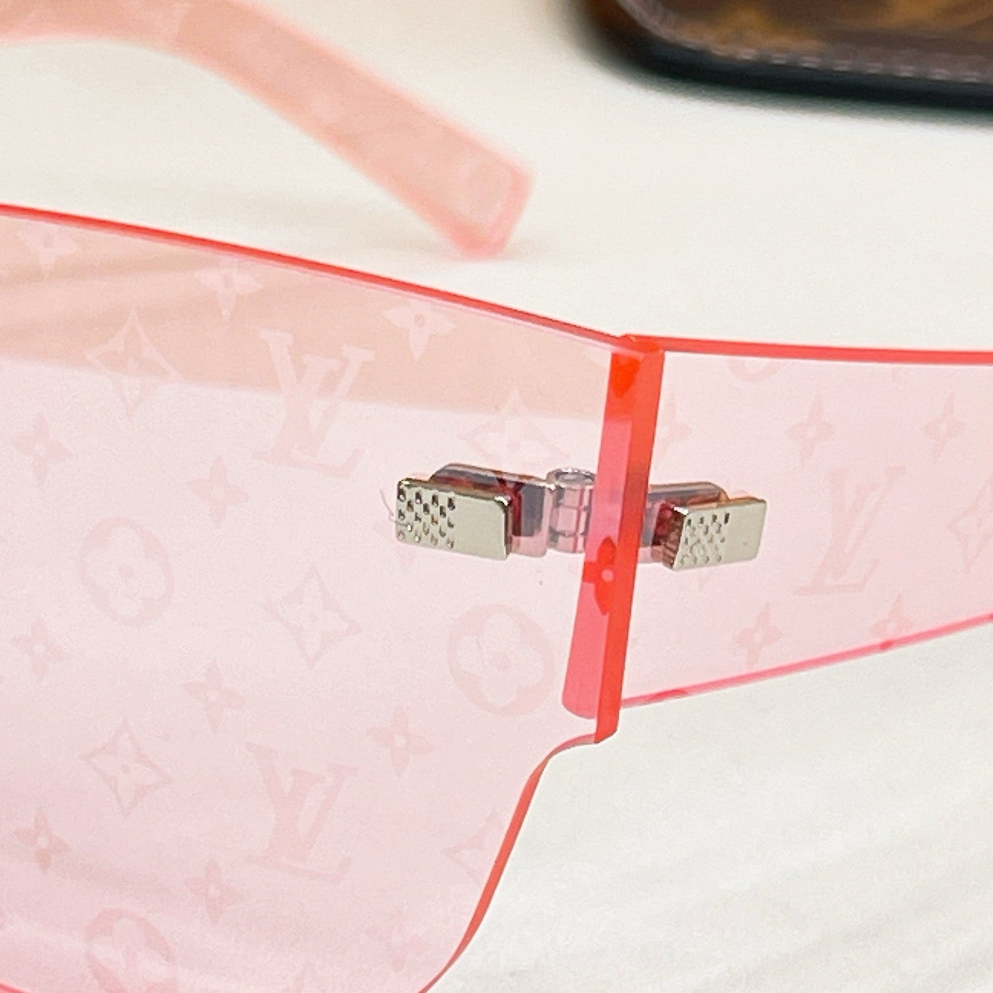 Mehrfarbige Sonnenbrille