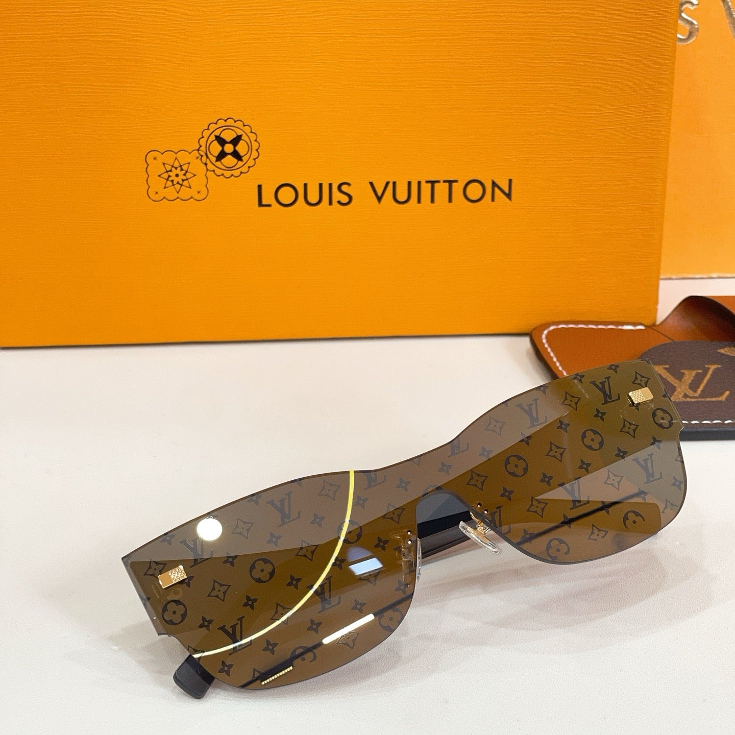 Mehrfarbige Sonnenbrille