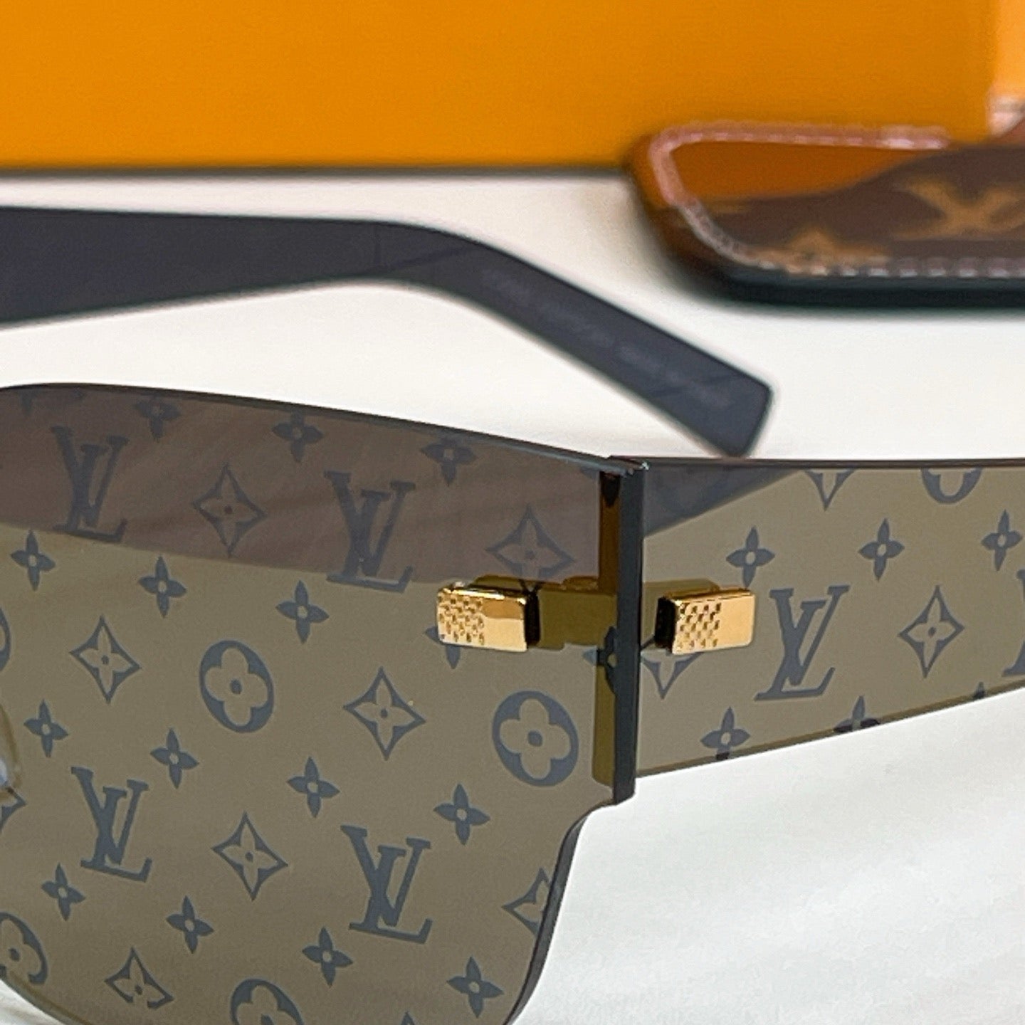Mehrfarbige Sonnenbrille