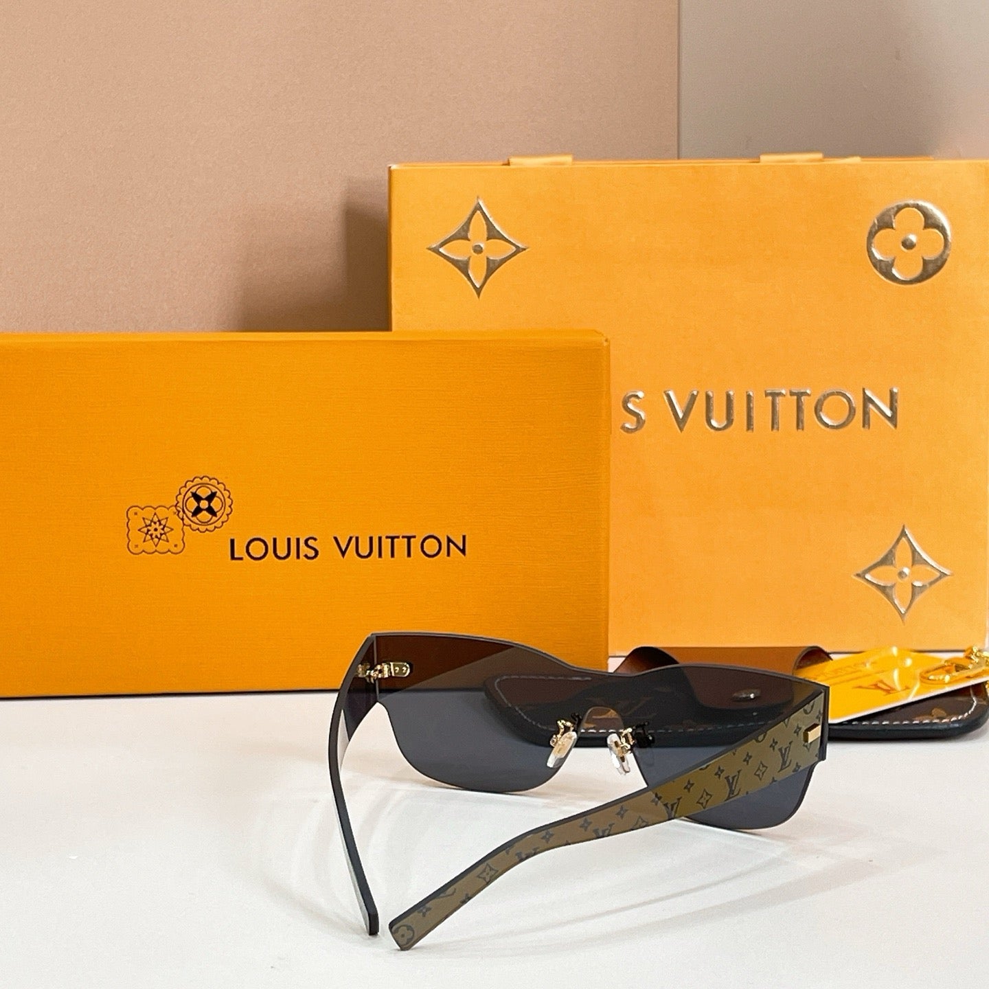 Mehrfarbige Sonnenbrille