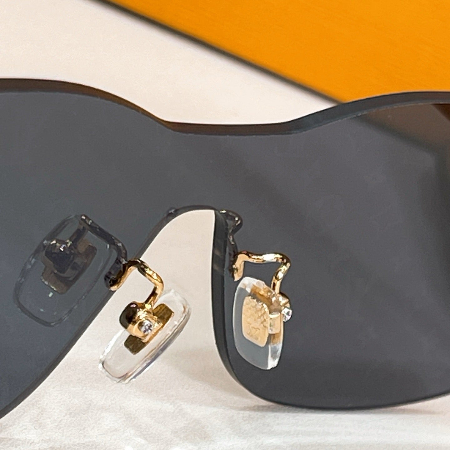 Mehrfarbige Sonnenbrille